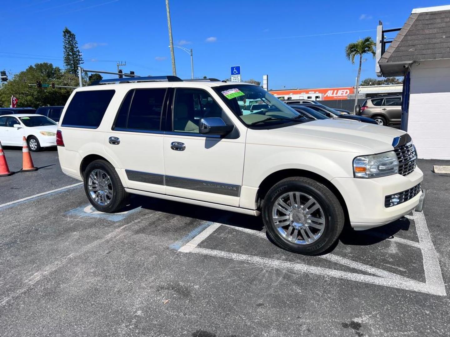 2007 WHITE LINCOLN NAVIGATOR (5LMFU275X7L) with an 5.4L engine, Automatic transmission, located at 2929 9th St. West, Bradenton, 34205, (941) 242-2810, 27.473591, -82.570679 - Photo#19