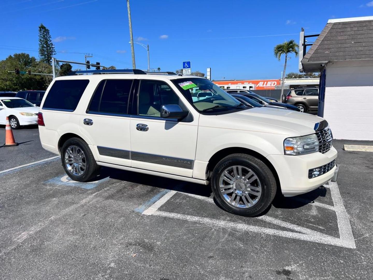 2007 WHITE LINCOLN NAVIGATOR (5LMFU275X7L) with an 5.4L engine, Automatic transmission, located at 2929 9th St. West, Bradenton, 34205, (941) 242-2810, 27.473591, -82.570679 - Photo#20