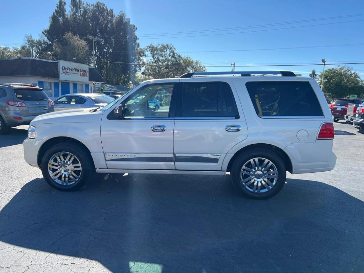 2007 WHITE LINCOLN NAVIGATOR (5LMFU275X7L) with an 5.4L engine, Automatic transmission, located at 2929 9th St. West, Bradenton, 34205, (941) 242-2810, 27.473591, -82.570679 - Photo#5