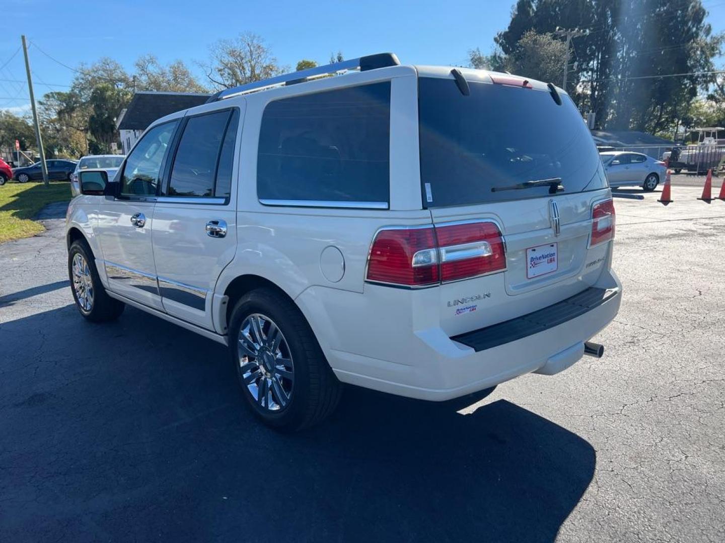 2007 WHITE LINCOLN NAVIGATOR (5LMFU275X7L) with an 5.4L engine, Automatic transmission, located at 2929 9th St. West, Bradenton, 34205, (941) 242-2810, 27.473591, -82.570679 - Photo#6