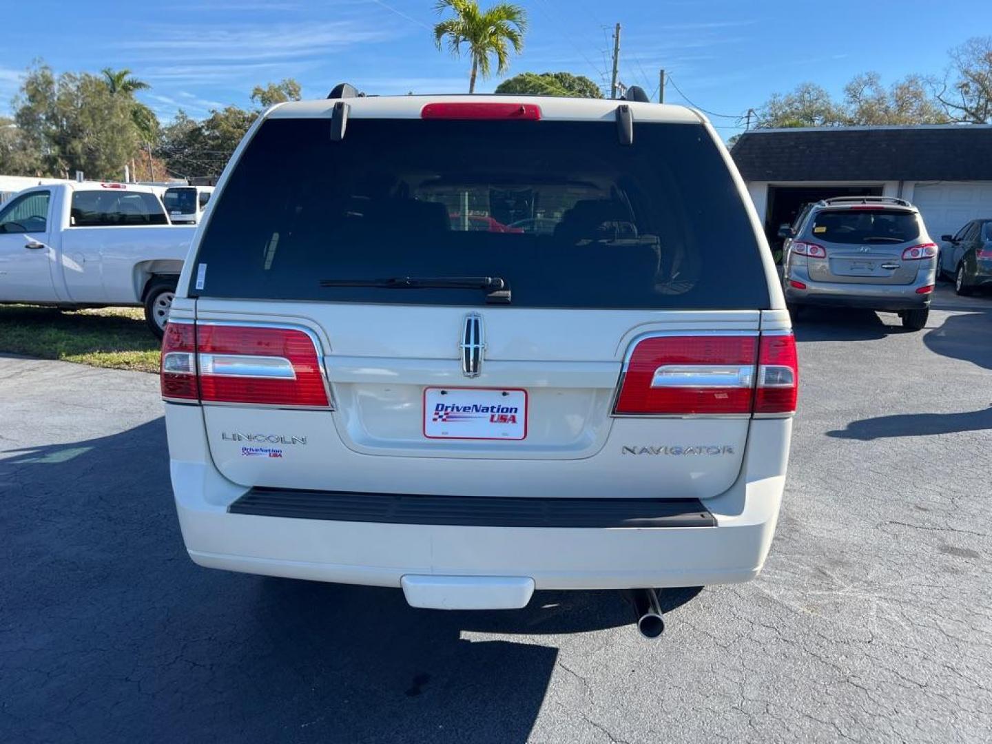 2007 WHITE LINCOLN NAVIGATOR (5LMFU275X7L) with an 5.4L engine, Automatic transmission, located at 2929 9th St. West, Bradenton, 34205, (941) 242-2810, 27.473591, -82.570679 - Photo#7