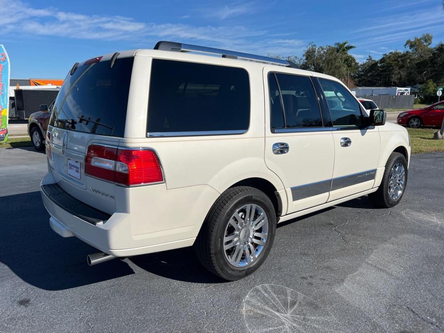 2007 WHITE LINCOLN NAVIGATOR (5LMFU275X7L) with an 5.4L engine, Automatic transmission, located at 2929 9th St. West, Bradenton, 34205, (941) 242-2810, 27.473591, -82.570679 - Photo#8