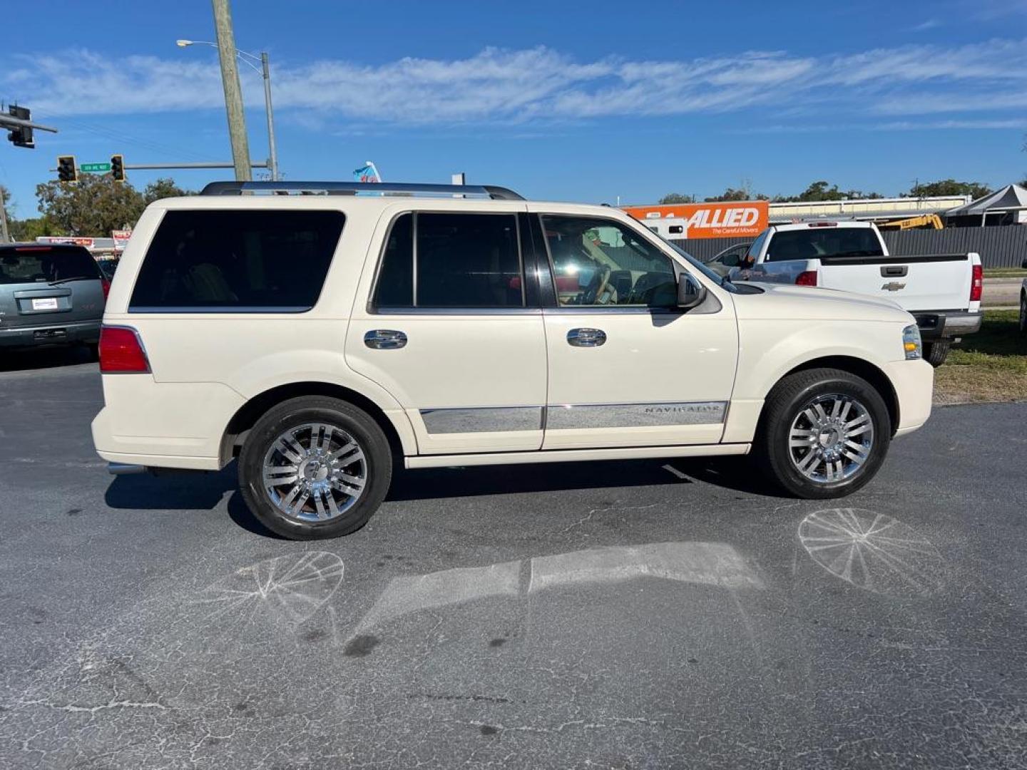 2007 WHITE LINCOLN NAVIGATOR (5LMFU275X7L) with an 5.4L engine, Automatic transmission, located at 2929 9th St. West, Bradenton, 34205, (941) 242-2810, 27.473591, -82.570679 - Photo#9