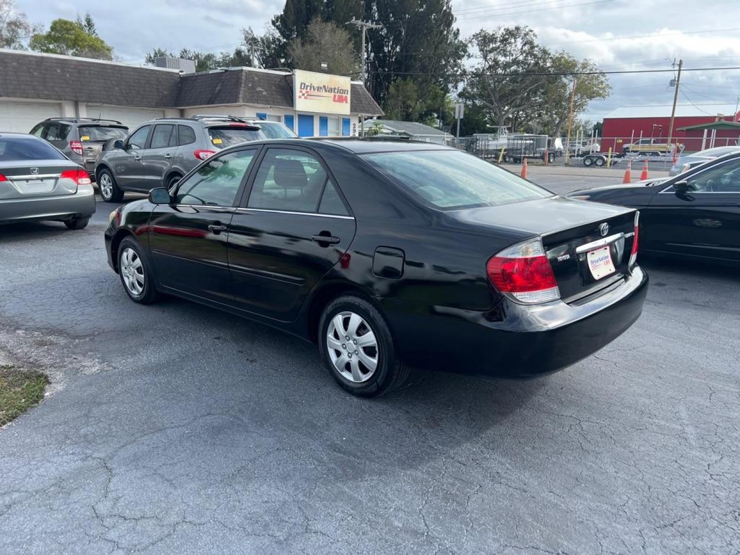 2005 BLACK TOYOTA CAMRY LE (4T1BE32K75U) with an 2.4L engine, Automatic transmission, located at 2929 9th St. West, Bradenton, 34205, (941) 242-2810, 27.473591, -82.570679 - Photo#5