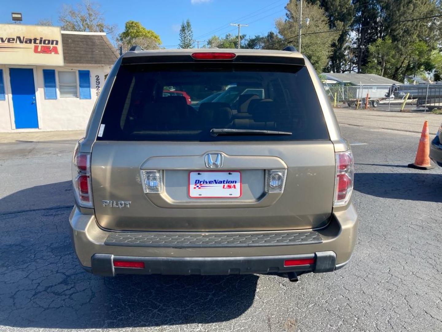 2008 GOLD HONDA PILOT VP (5FNYF28268B) with an 3.5L engine, Automatic transmission, located at 2929 9th St. West, Bradenton, 34205, (941) 242-2810, 27.473591, -82.570679 - Photo#3