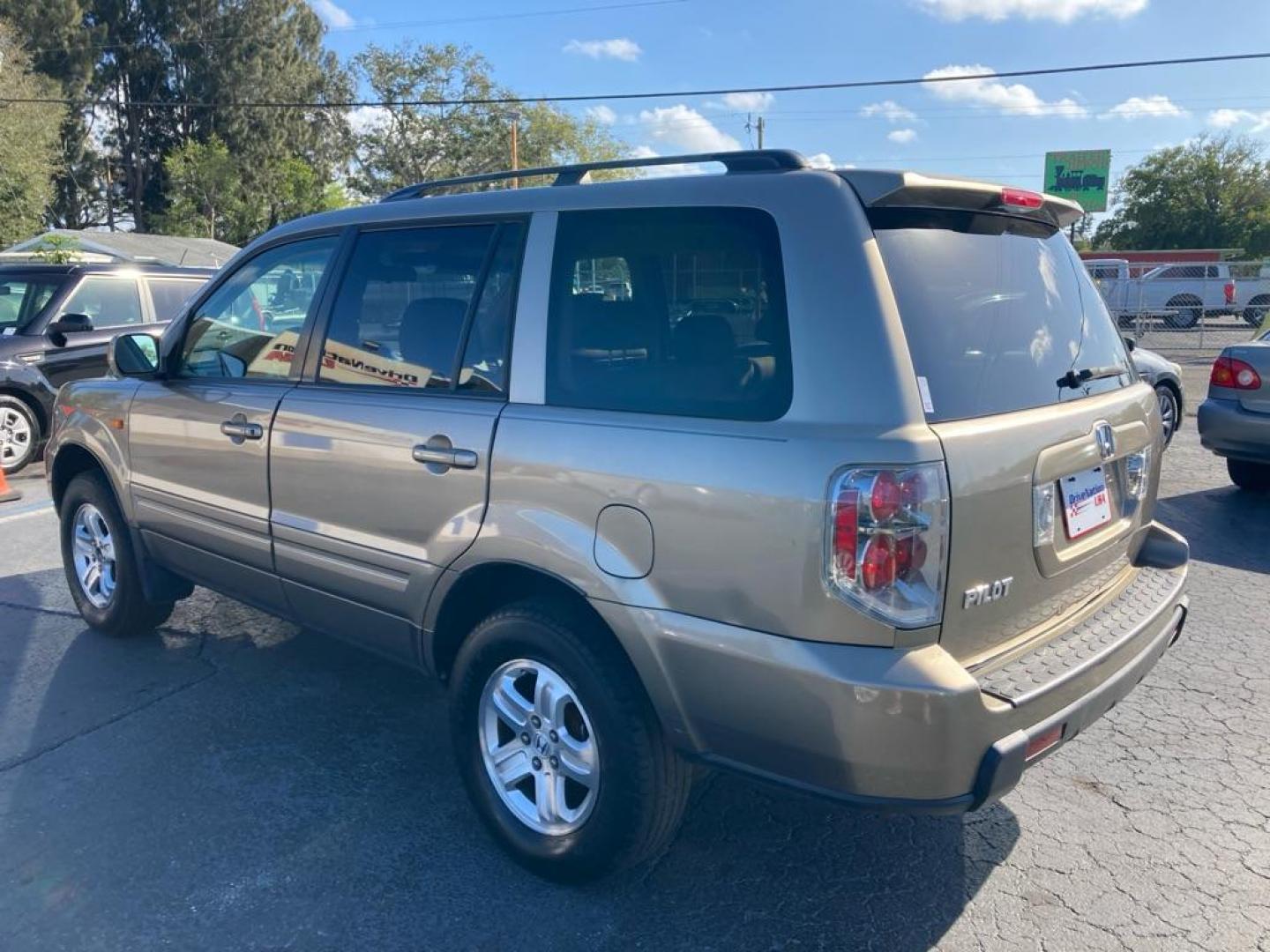 2008 GOLD HONDA PILOT VP (5FNYF28268B) with an 3.5L engine, Automatic transmission, located at 2929 9th St. West, Bradenton, 34205, (941) 242-2810, 27.473591, -82.570679 - Photo#4