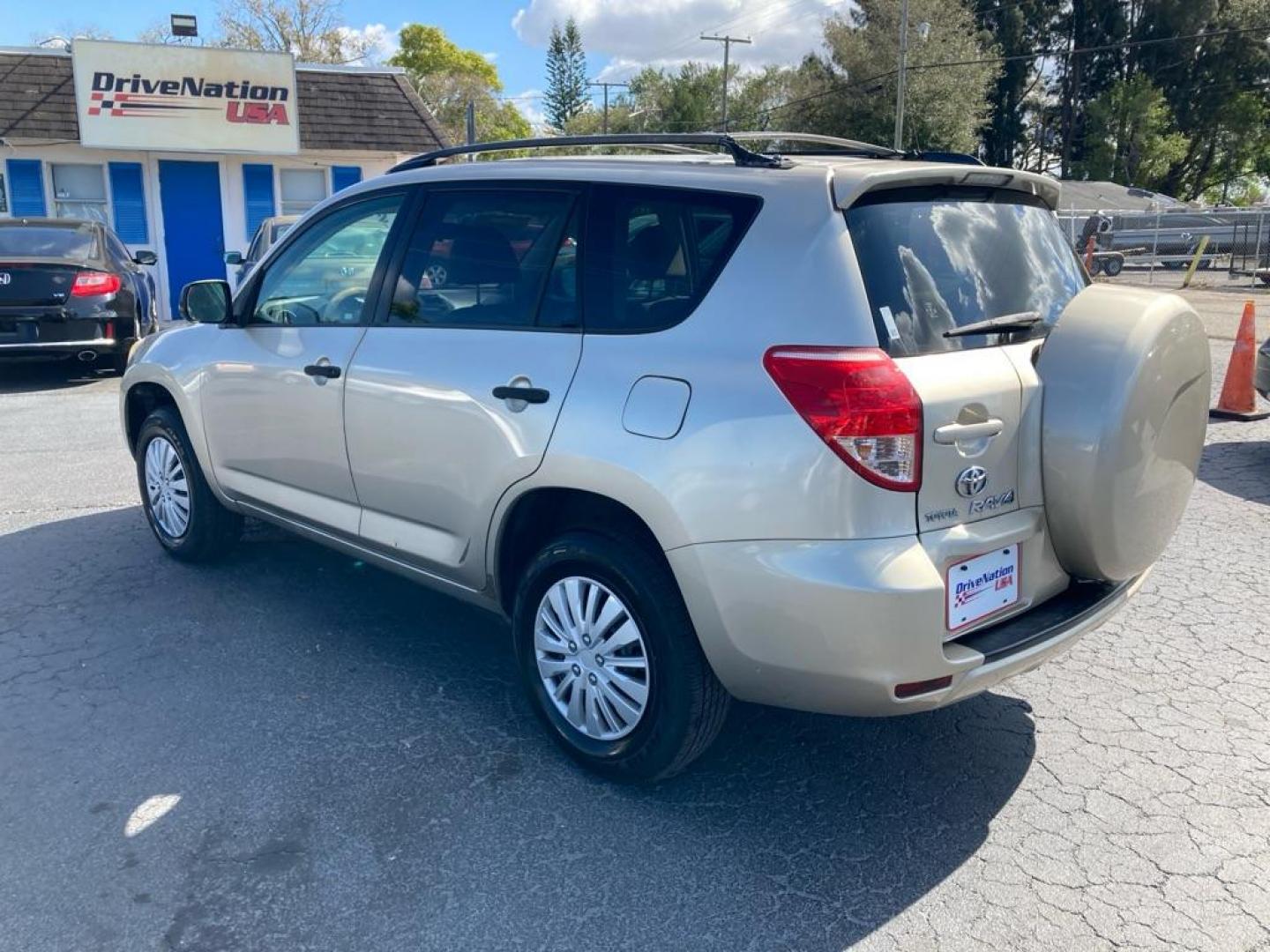 2008 GOLD TOYOTA RAV4 (JTMZD33V885) with an 2.4L engine, Automatic transmission, located at 2929 9th St. West, Bradenton, 34205, (941) 242-2810, 27.473591, -82.570679 - Photo#4