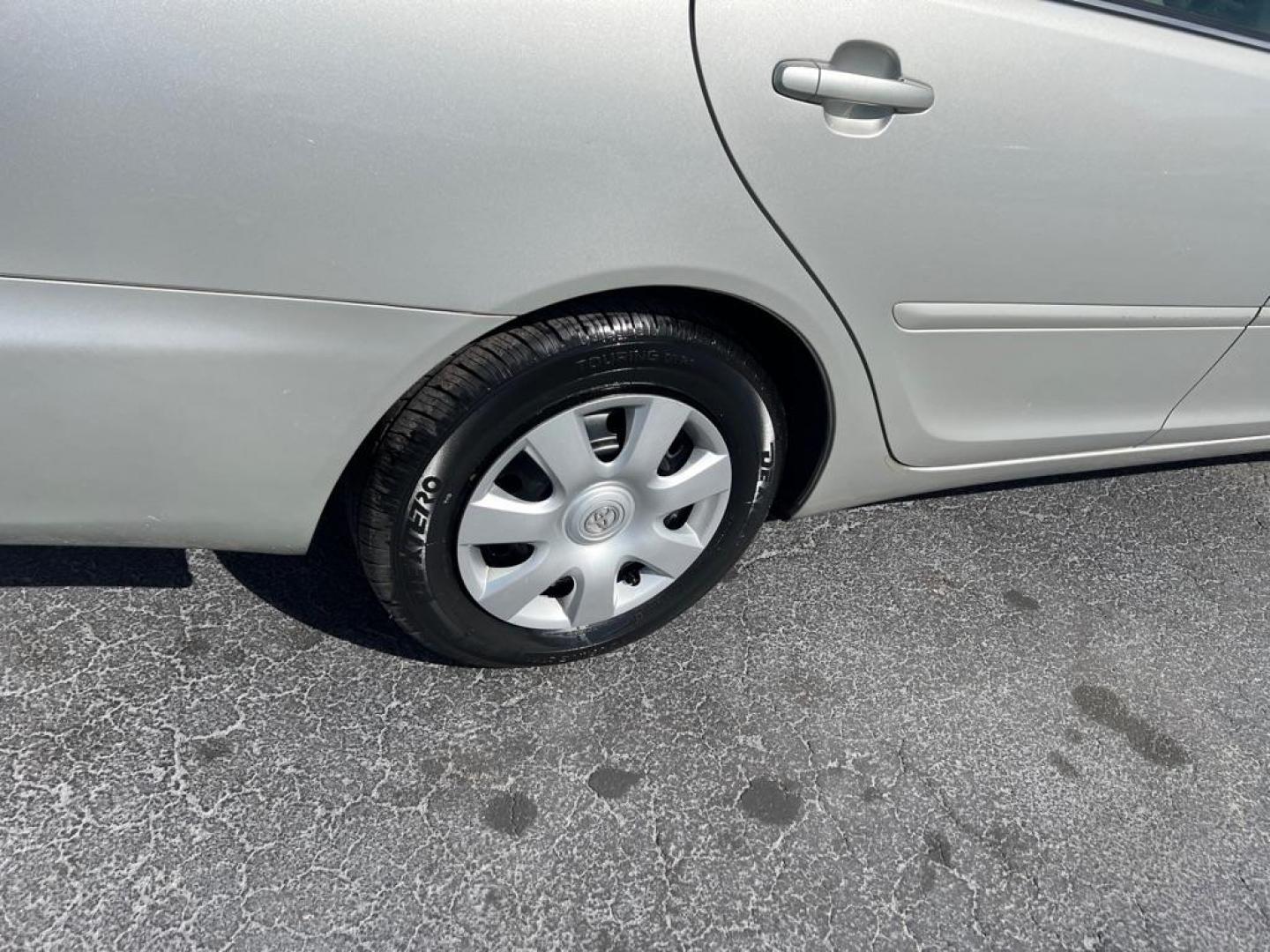 2004 SILVER TOYOTA CAMRY LE (4T1BE30K54U) with an 2.4L engine, Automatic transmission, located at 2929 9th St. West, Bradenton, 34205, (941) 242-2810, 27.473591, -82.570679 - Photo#9