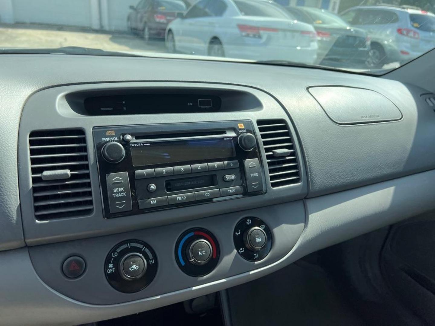 2004 SILVER TOYOTA CAMRY LE (4T1BE30K54U) with an 2.4L engine, Automatic transmission, located at 2929 9th St. West, Bradenton, 34205, (941) 242-2810, 27.473591, -82.570679 - Photo#12