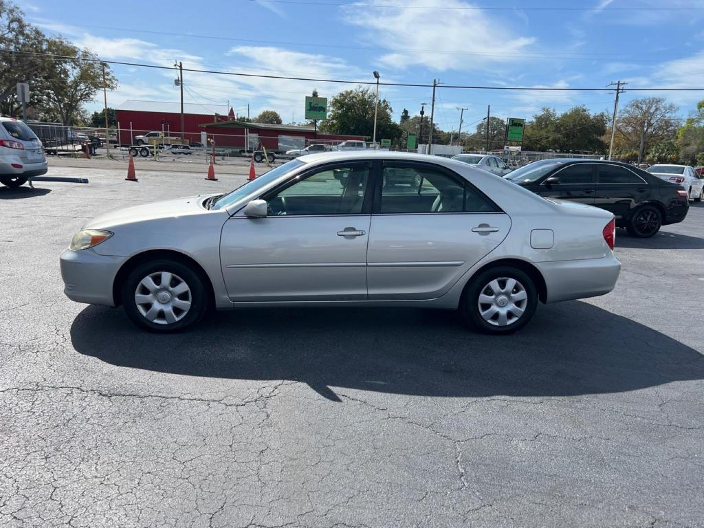 2004 SILVER TOYOTA CAMRY LE (4T1BE30K54U) with an 2.4L engine, Automatic transmission, located at 2929 9th St. West, Bradenton, 34205, (941) 242-2810, 27.473591, -82.570679 - Photo#4