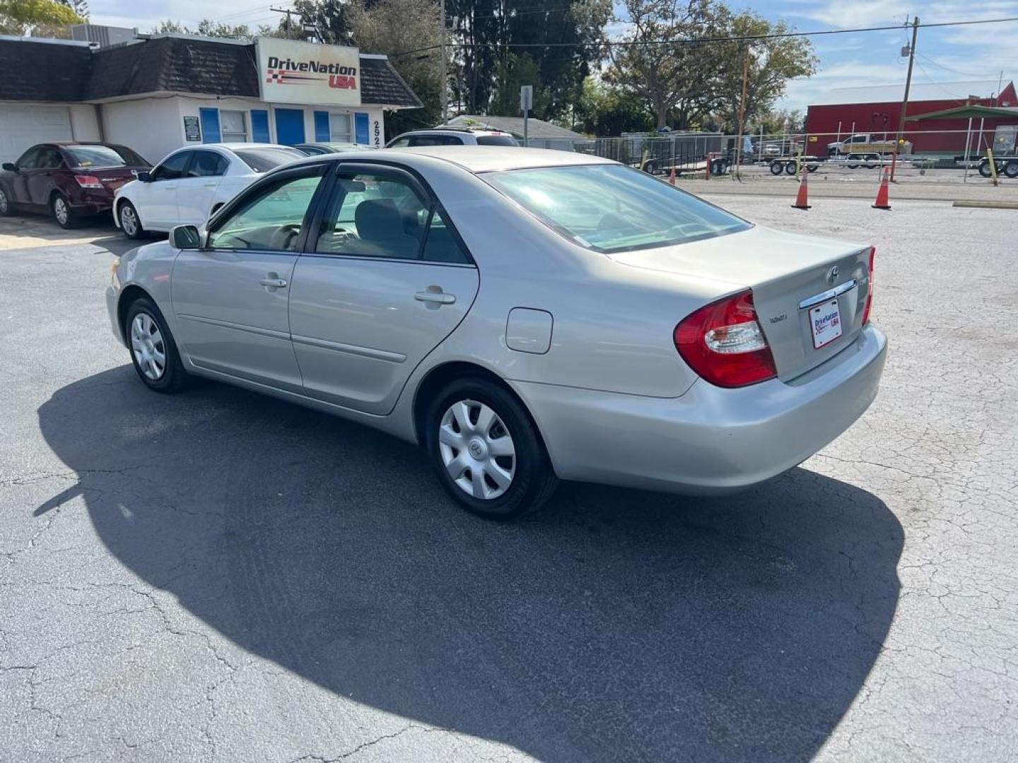 2004 SILVER TOYOTA CAMRY LE (4T1BE30K54U) with an 2.4L engine, Automatic transmission, located at 2929 9th St. West, Bradenton, 34205, (941) 242-2810, 27.473591, -82.570679 - Photo#5