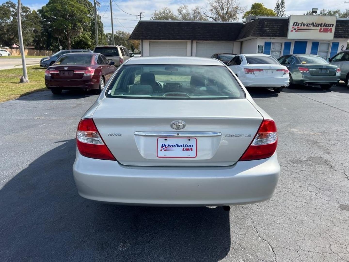 2004 SILVER TOYOTA CAMRY LE (4T1BE30K54U) with an 2.4L engine, Automatic transmission, located at 2929 9th St. West, Bradenton, 34205, (941) 242-2810, 27.473591, -82.570679 - Photo#6