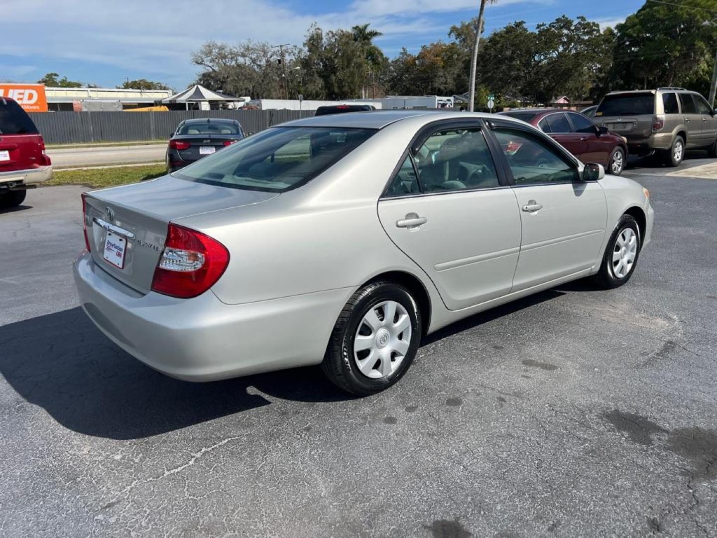 2004 SILVER TOYOTA CAMRY LE (4T1BE30K54U) with an 2.4L engine, Automatic transmission, located at 2929 9th St. West, Bradenton, 34205, (941) 242-2810, 27.473591, -82.570679 - Photo#7