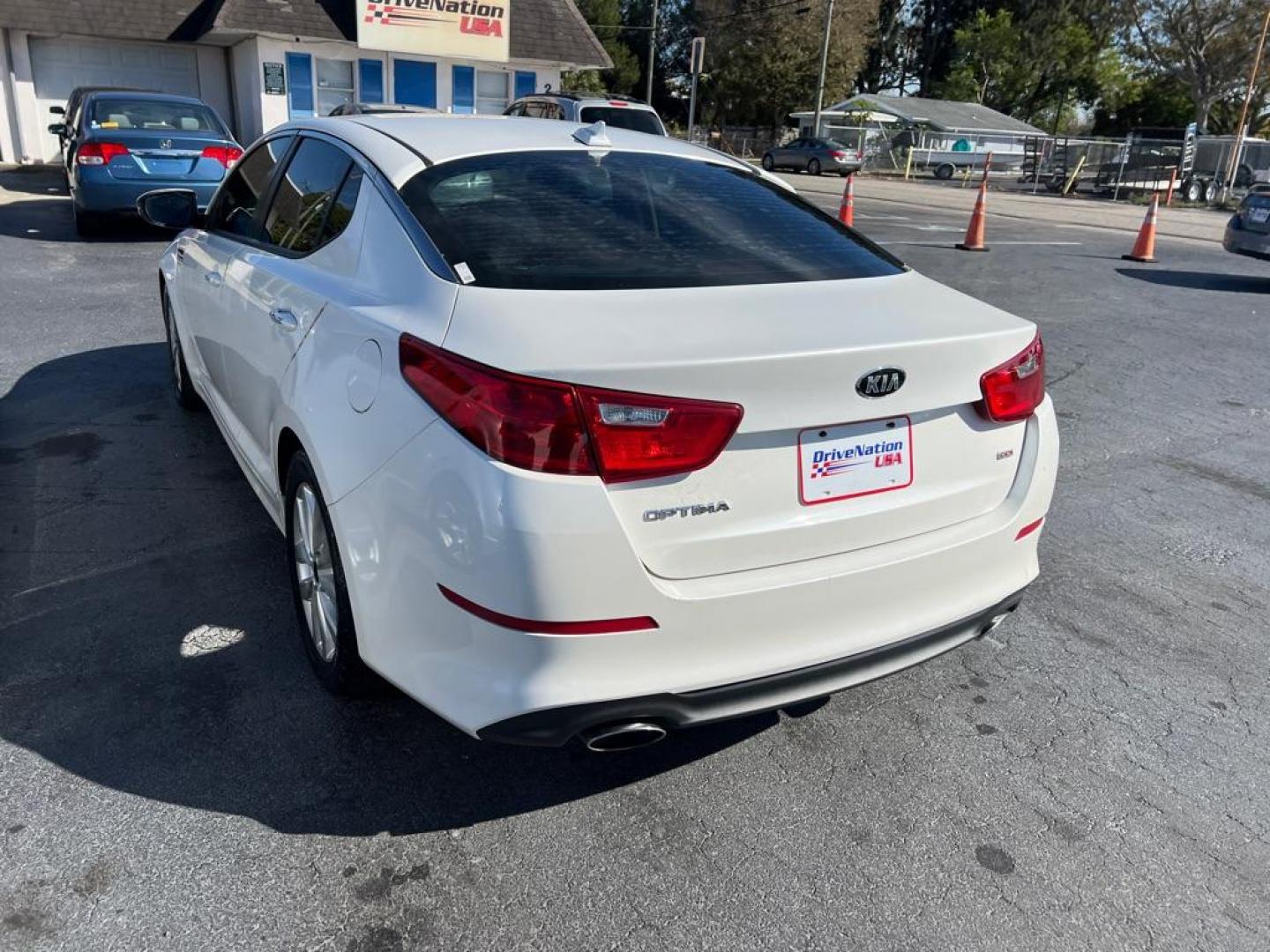 2015 WHITE KIA OPTIMA LX (KNAGM4A7XF5) with an 2.4L engine, Automatic transmission, located at 2929 9th St. West, Bradenton, 34205, (941) 242-2810, 27.473591, -82.570679 - Thanks for inquring into DriveNation USA! All vehicles listed can be viewed at www.drivenationusa.com for vehicle history reports and additonal info. We cannot quote any terms such as down payments or monthly payments without an application. You can apply directly at www.drivenationusa.com or by con - Photo#4