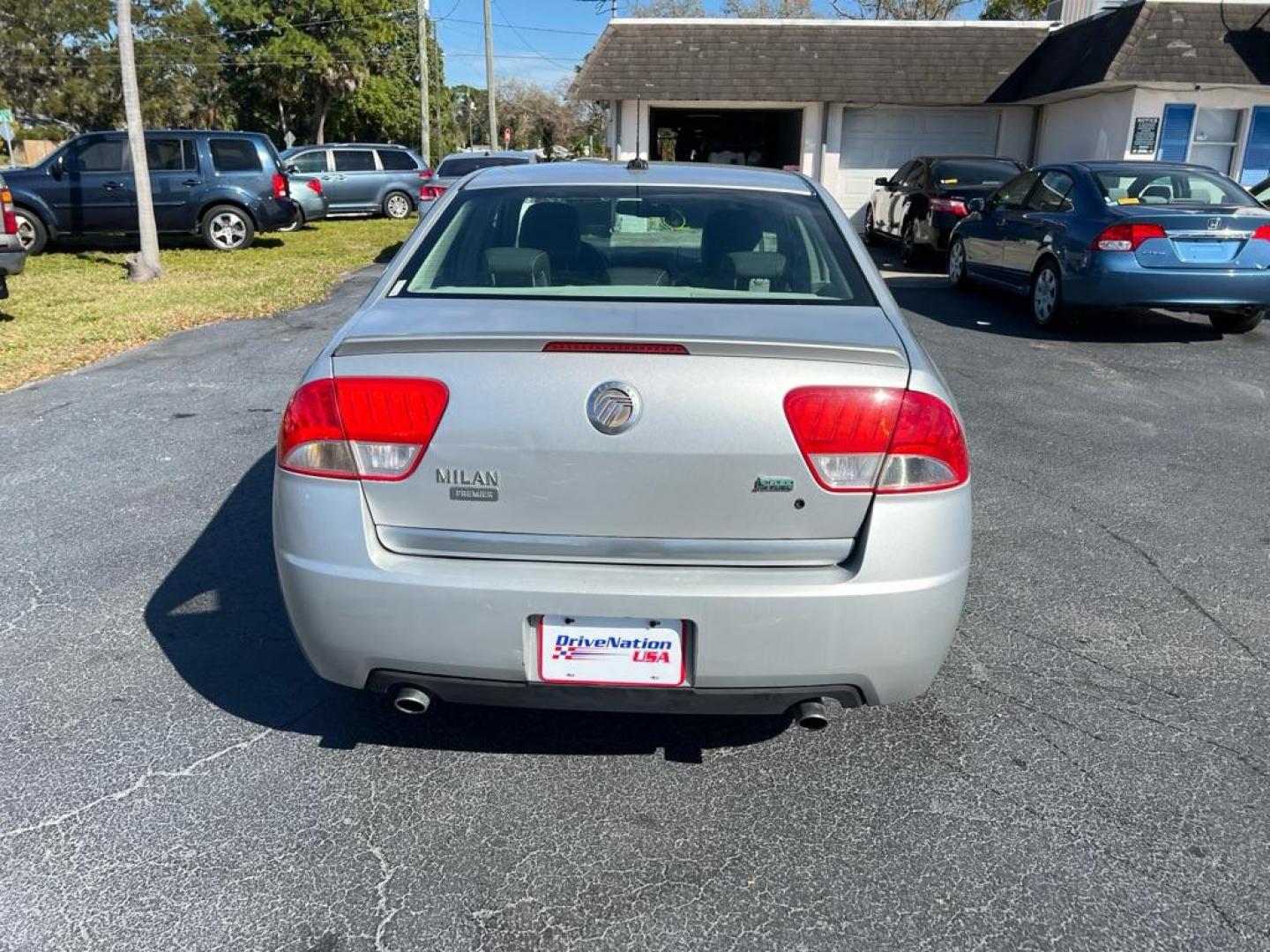 2010 SILVER MERCURY MILAN PREMIER (3MEHM0JG4AR) with an 3.0L engine, Automatic transmission, located at 2929 9th St. West, Bradenton, 34205, (941) 242-2810, 27.473591, -82.570679 - Photo#6