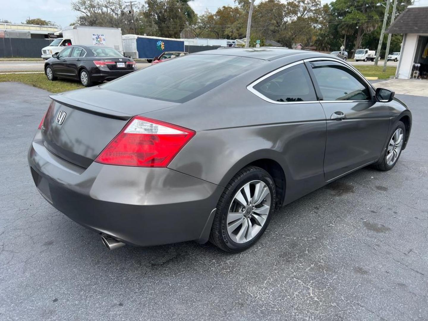 2010 GRAY HONDA ACCORD LX (1HGCS1B37AA) with an 2.4L engine, Automatic transmission, located at 2929 9th St. West, Bradenton, 34205, (941) 242-2810, 27.473591, -82.570679 - Photo#6