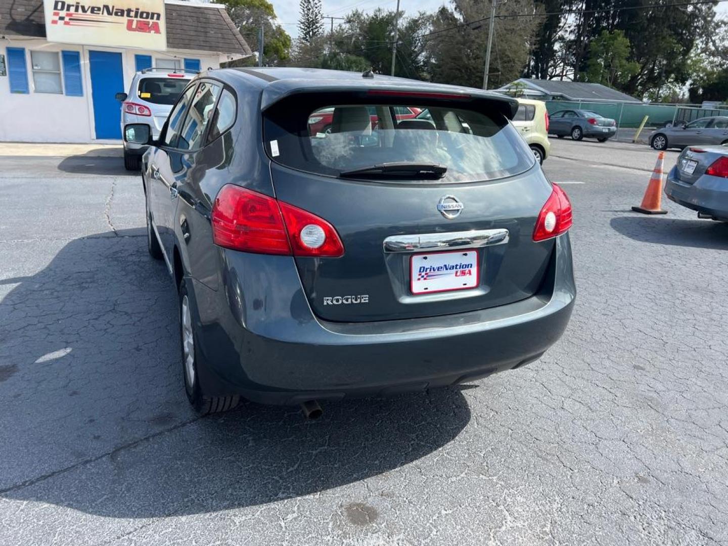 2012 GRAY NISSAN ROGUE S (JN8AS5MT4CW) with an 2.5L engine, Continuously Variable transmission, located at 2929 9th St. West, Bradenton, 34205, (941) 242-2810, 27.473591, -82.570679 - Photo#5