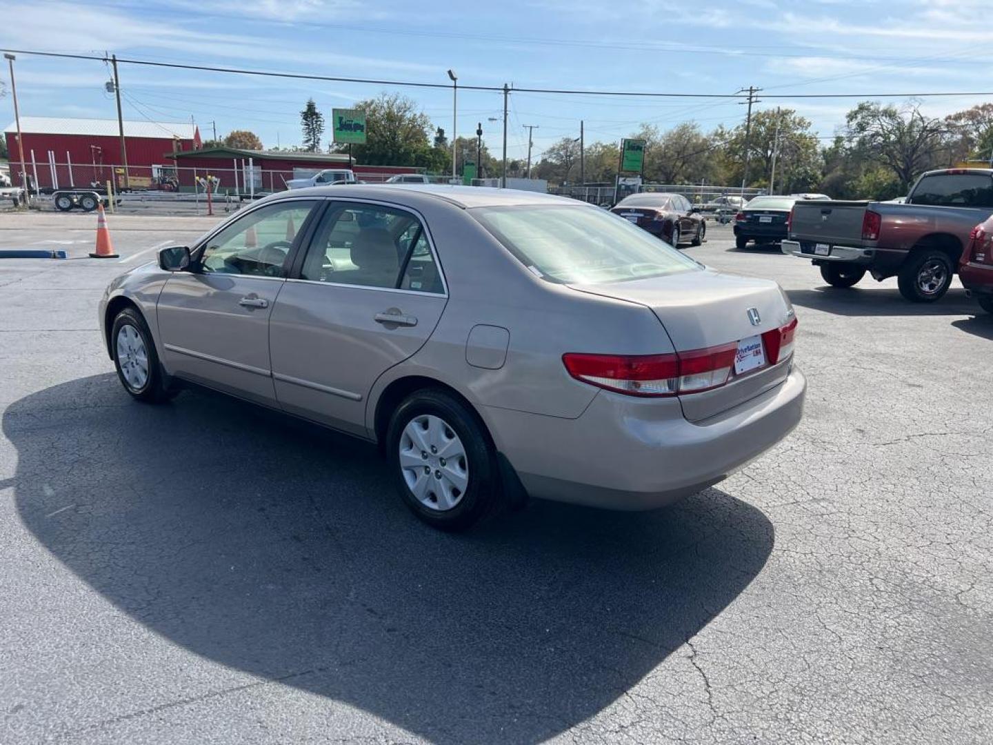 2004 GOLD HONDA ACCORD LX (JHMCM56414C) with an 2.4L engine, Automatic transmission, located at 2929 9th St. West, Bradenton, 34205, (941) 242-2810, 27.473591, -82.570679 - Photo#5