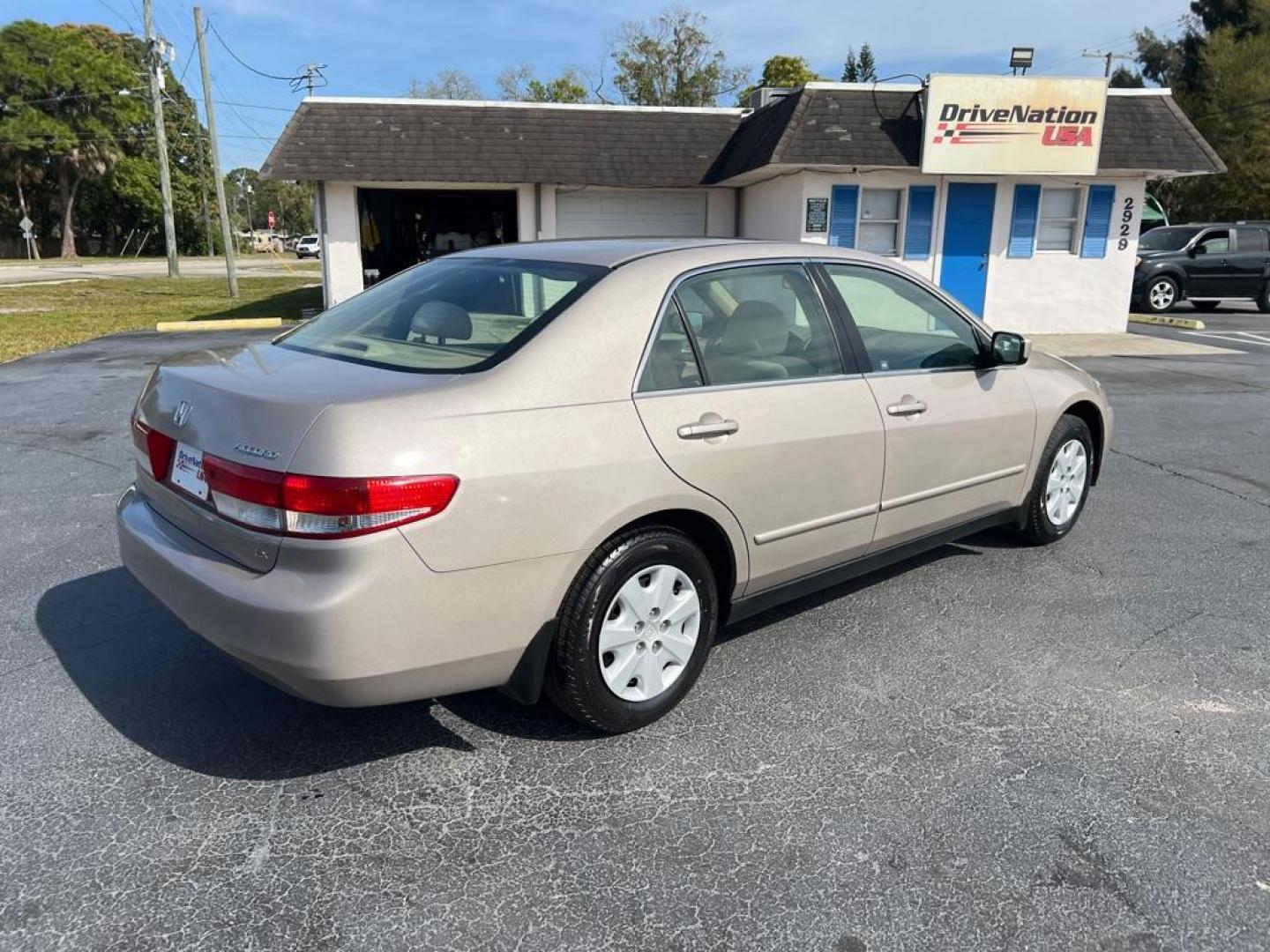 2004 GOLD HONDA ACCORD LX (JHMCM56414C) with an 2.4L engine, Automatic transmission, located at 2929 9th St. West, Bradenton, 34205, (941) 242-2810, 27.473591, -82.570679 - Photo#7