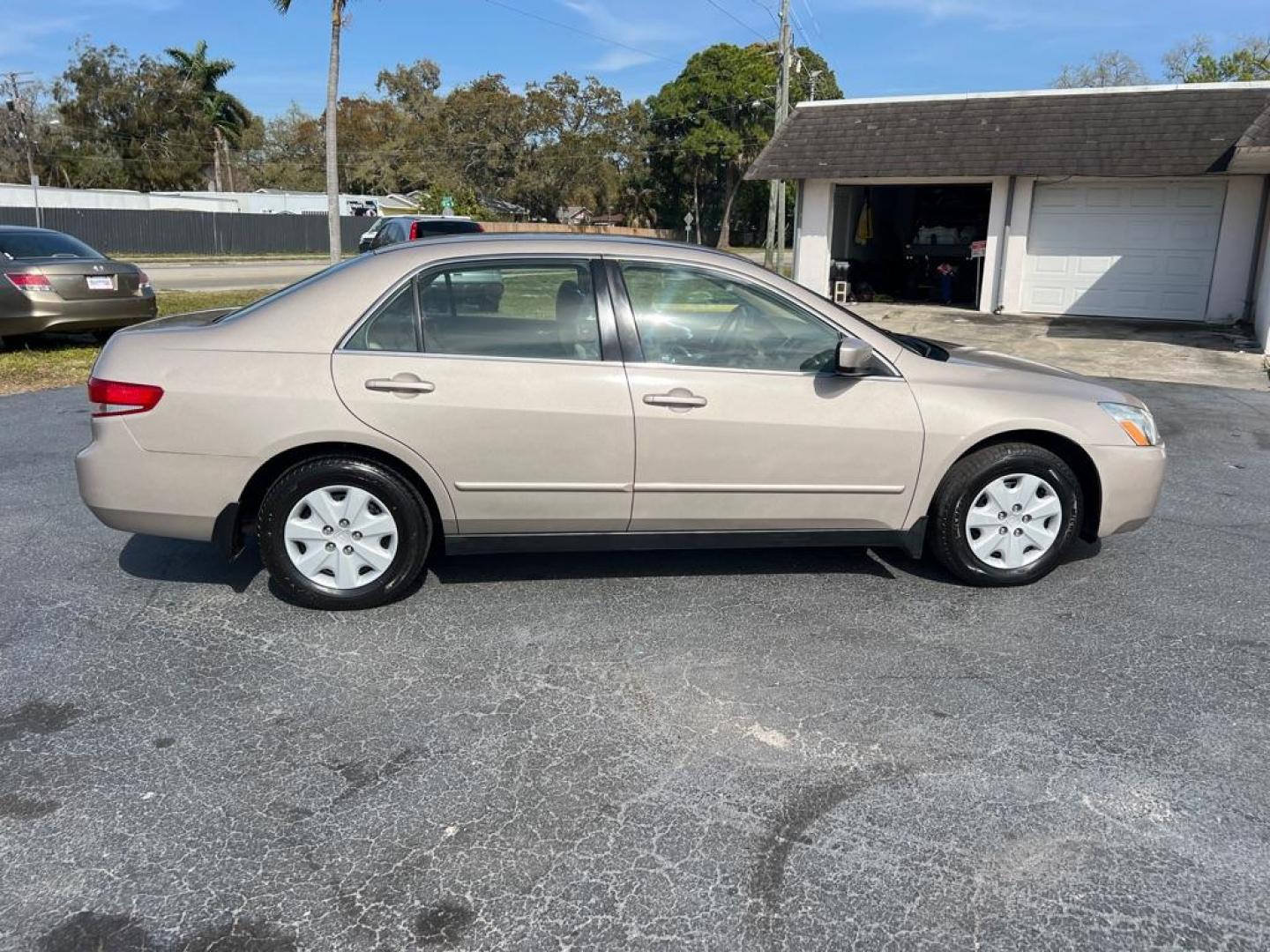 2004 GOLD HONDA ACCORD LX (JHMCM56414C) with an 2.4L engine, Automatic transmission, located at 2929 9th St. West, Bradenton, 34205, (941) 242-2810, 27.473591, -82.570679 - Photo#8