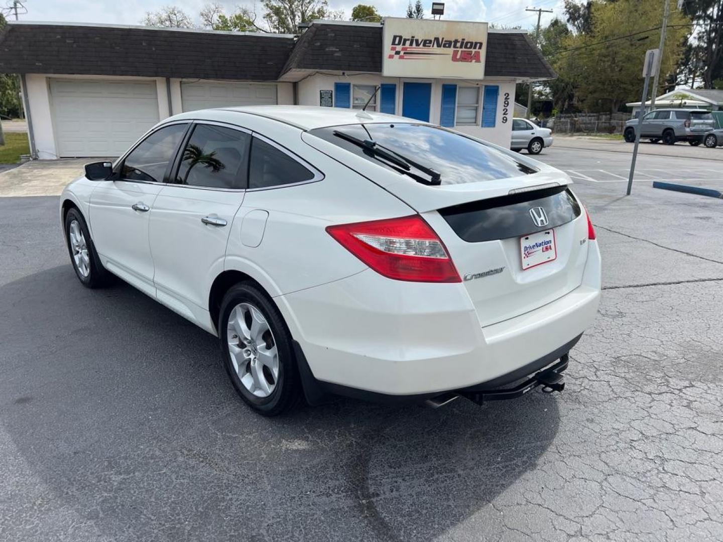 2012 WHITE HONDA CROSSTOUR EXL (5J6TF1H54CL) with an 3.5L engine, Automatic transmission, located at 2929 9th St. West, Bradenton, 34205, (941) 242-2810, 27.473591, -82.570679 - Photo#5