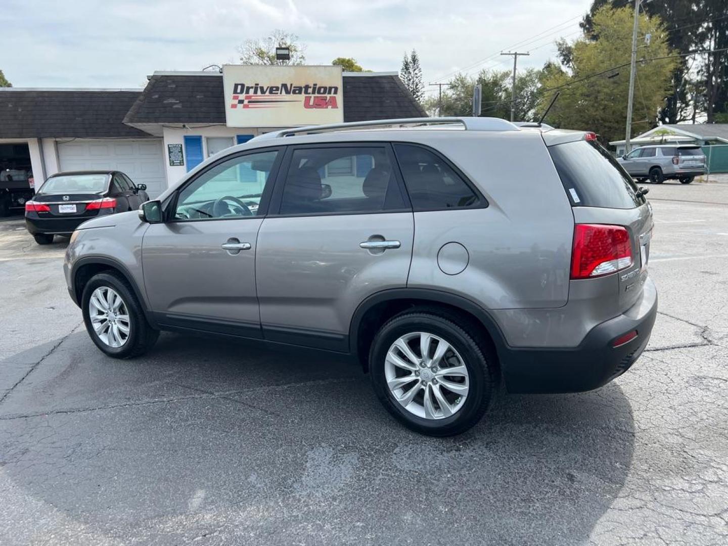 2011 GRAY KIA SORENTO BASE (5XYKT4A23BG) with an 3.5L engine, Automatic transmission, located at 2929 9th St. West, Bradenton, 34205, (941) 242-2810, 27.473591, -82.570679 - Photo#4