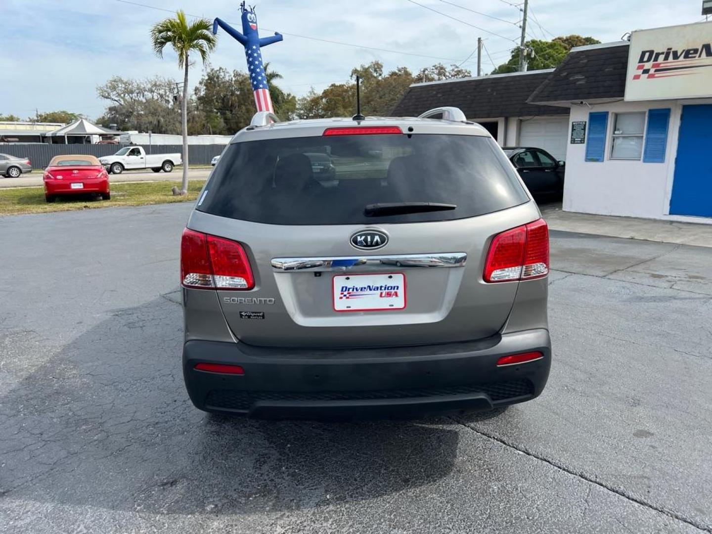 2011 GRAY KIA SORENTO BASE (5XYKT4A23BG) with an 3.5L engine, Automatic transmission, located at 2929 9th St. West, Bradenton, 34205, (941) 242-2810, 27.473591, -82.570679 - Photo#5