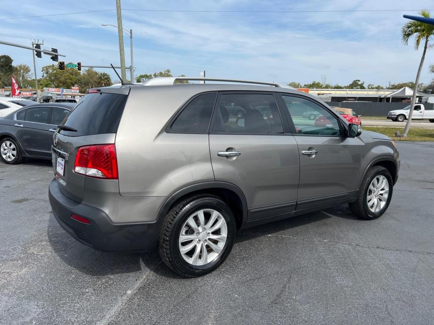 2011 GRAY KIA SORENTO BASE (5XYKT4A23BG) with an 3.5L engine, Automatic transmission, located at 2929 9th St. West, Bradenton, 34205, (941) 242-2810, 27.473591, -82.570679 - Photo#6