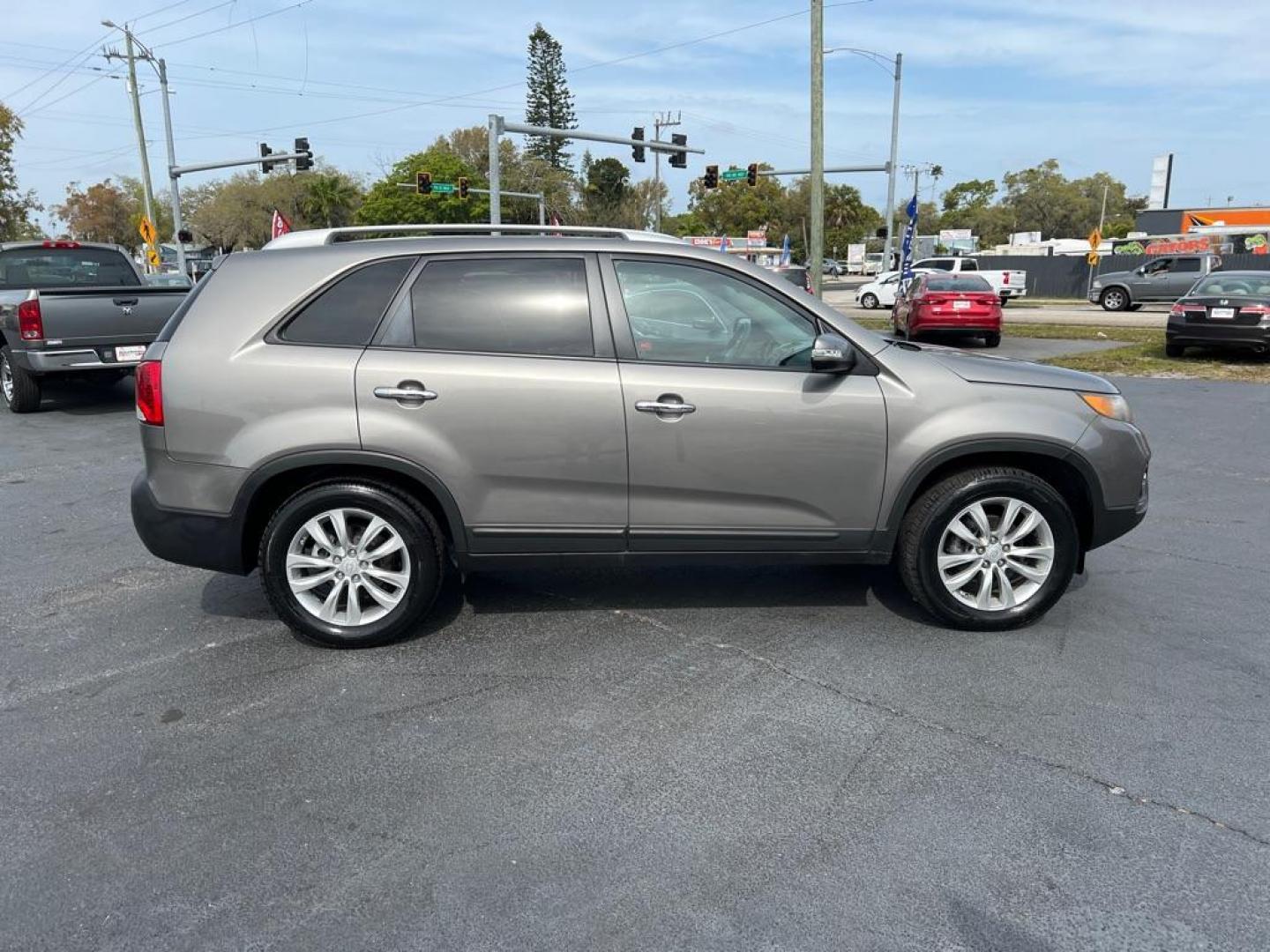 2011 GRAY KIA SORENTO BASE (5XYKT4A23BG) with an 3.5L engine, Automatic transmission, located at 2929 9th St. West, Bradenton, 34205, (941) 242-2810, 27.473591, -82.570679 - Photo#7