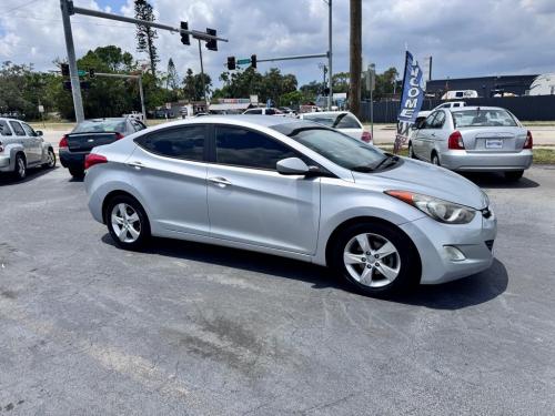 2013 HYUNDAI ELANTRA 4DR