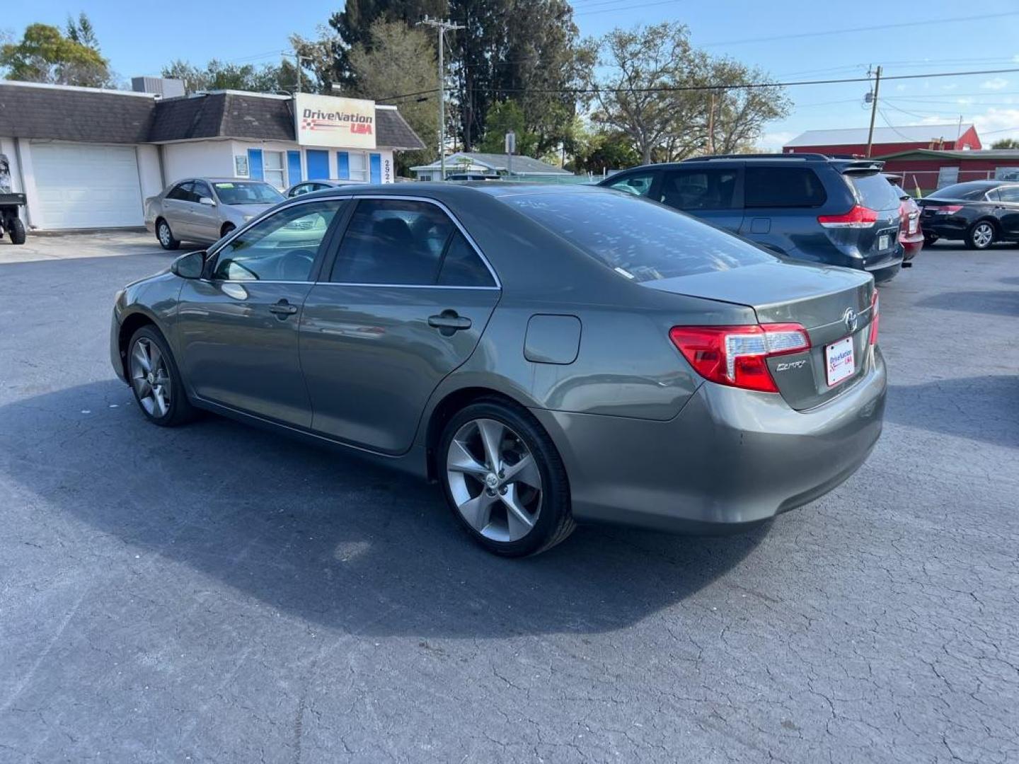 2012 GRAY TOYOTA CAMRY SE (4T1BF1FK3CU) with an 2.5L engine, Automatic transmission, located at 2929 9th St. West, Bradenton, 34205, (941) 242-2810, 27.473591, -82.570679 - Photo#4