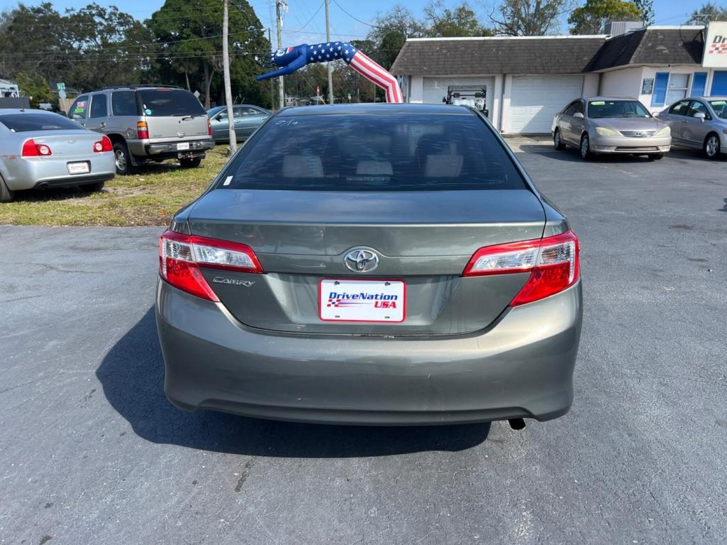 2012 GRAY TOYOTA CAMRY SE (4T1BF1FK3CU) with an 2.5L engine, Automatic transmission, located at 2929 9th St. West, Bradenton, 34205, (941) 242-2810, 27.473591, -82.570679 - Photo#5