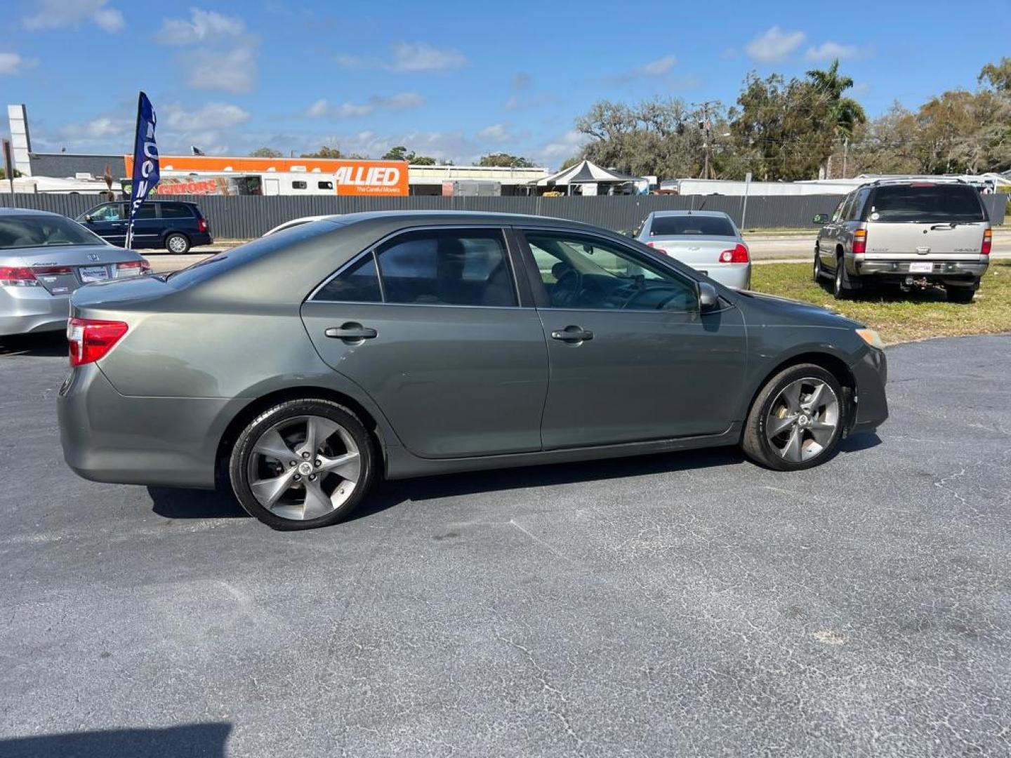 2012 GRAY TOYOTA CAMRY SE (4T1BF1FK3CU) with an 2.5L engine, Automatic transmission, located at 2929 9th St. West, Bradenton, 34205, (941) 242-2810, 27.473591, -82.570679 - Photo#6