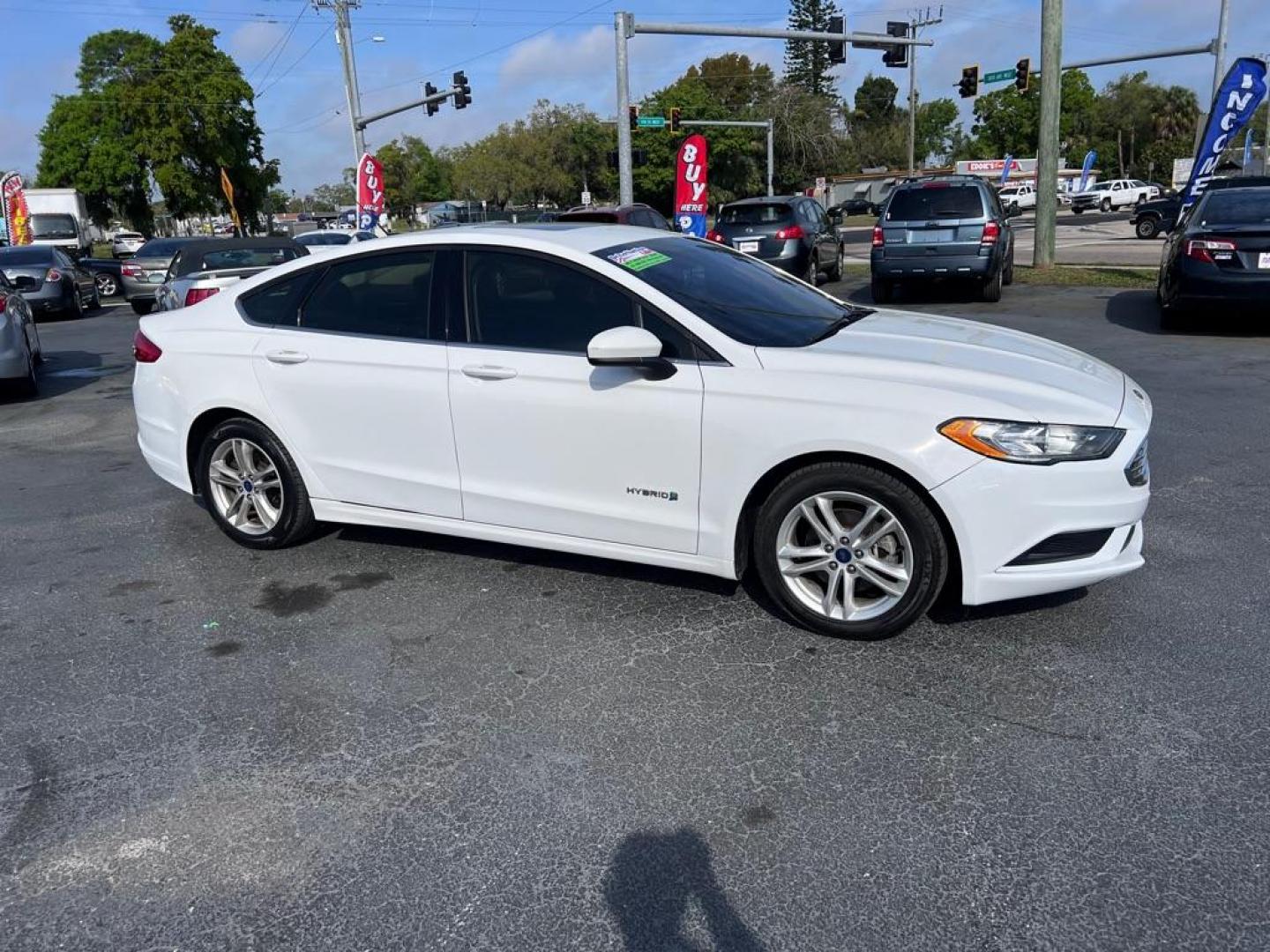 2018 WHITE FORD FUSION SE HYBRID (3FA6P0LU1JR) with an 2.0L engine, Continuously Variable transmission, located at 2929 9th St. West, Bradenton, 34205, (941) 242-2810, 27.473591, -82.570679 - Photo#1