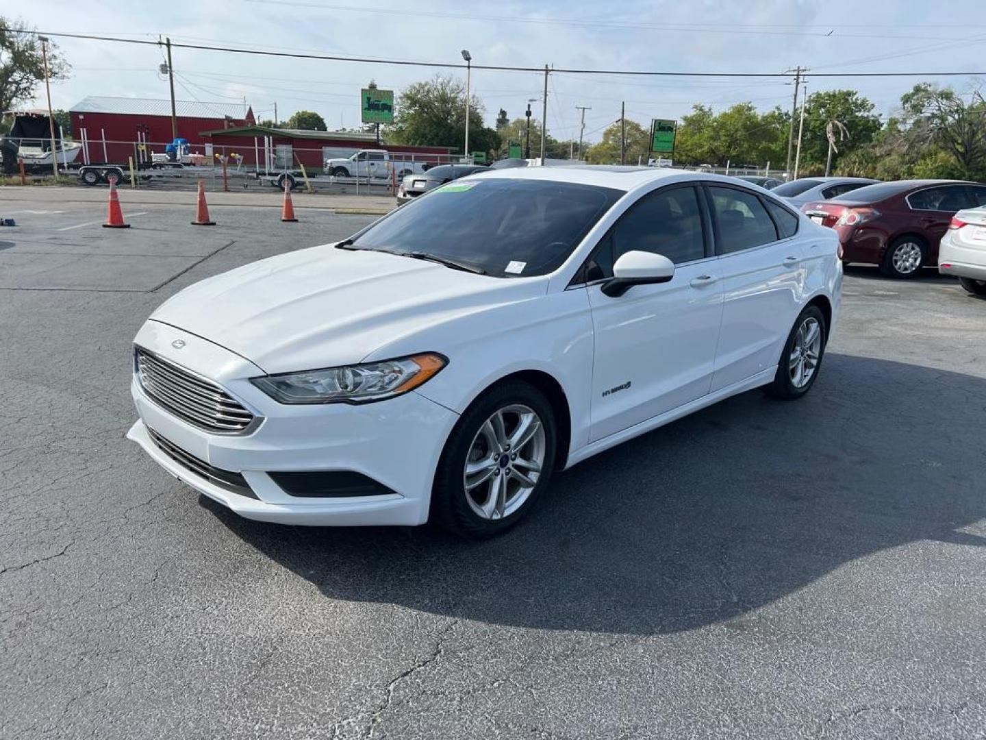 2018 WHITE FORD FUSION SE HYBRID (3FA6P0LU1JR) with an 2.0L engine, Continuously Variable transmission, located at 2929 9th St. West, Bradenton, 34205, (941) 242-2810, 27.473591, -82.570679 - Photo#3