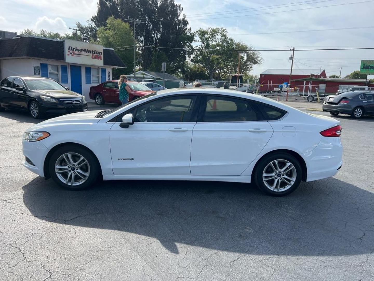 2018 WHITE FORD FUSION SE HYBRID (3FA6P0LU1JR) with an 2.0L engine, Continuously Variable transmission, located at 2929 9th St. West, Bradenton, 34205, (941) 242-2810, 27.473591, -82.570679 - Photo#4