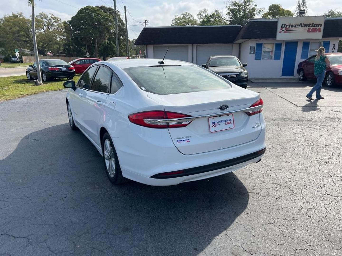 2018 WHITE FORD FUSION SE HYBRID (3FA6P0LU1JR) with an 2.0L engine, Continuously Variable transmission, located at 2929 9th St. West, Bradenton, 34205, (941) 242-2810, 27.473591, -82.570679 - Photo#5