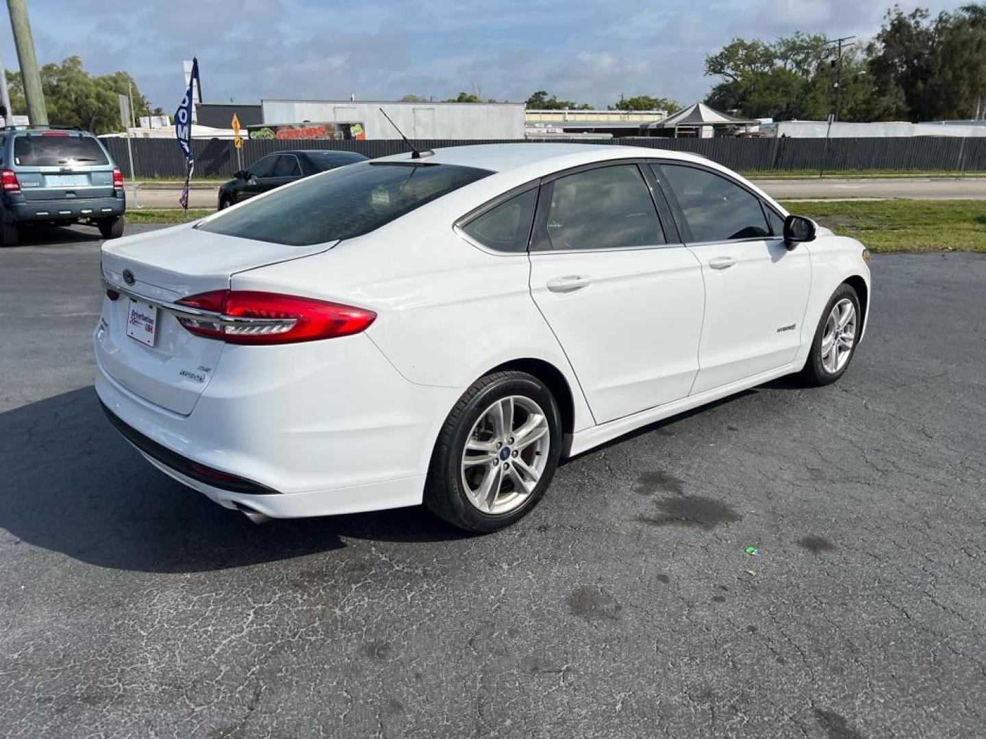 2018 WHITE FORD FUSION SE HYBRID (3FA6P0LU1JR) with an 2.0L engine, Continuously Variable transmission, located at 2929 9th St. West, Bradenton, 34205, (941) 242-2810, 27.473591, -82.570679 - Photo#7