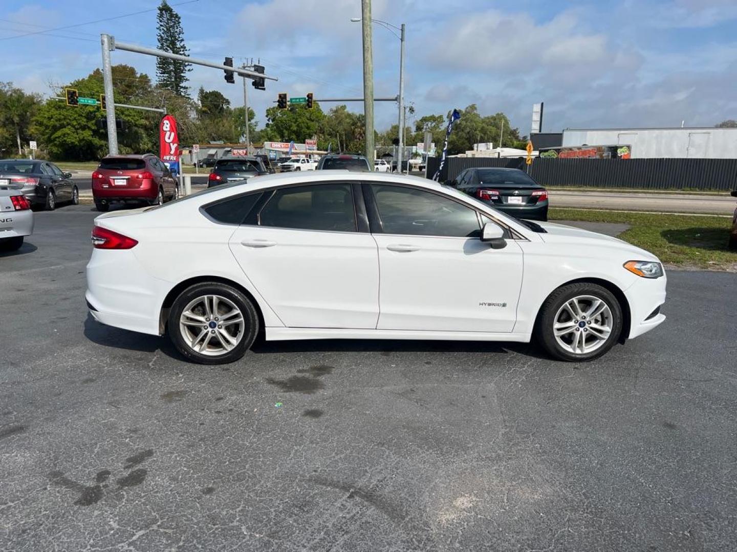 2018 WHITE FORD FUSION SE HYBRID (3FA6P0LU1JR) with an 2.0L engine, Continuously Variable transmission, located at 2929 9th St. West, Bradenton, 34205, (941) 242-2810, 27.473591, -82.570679 - Photo#8