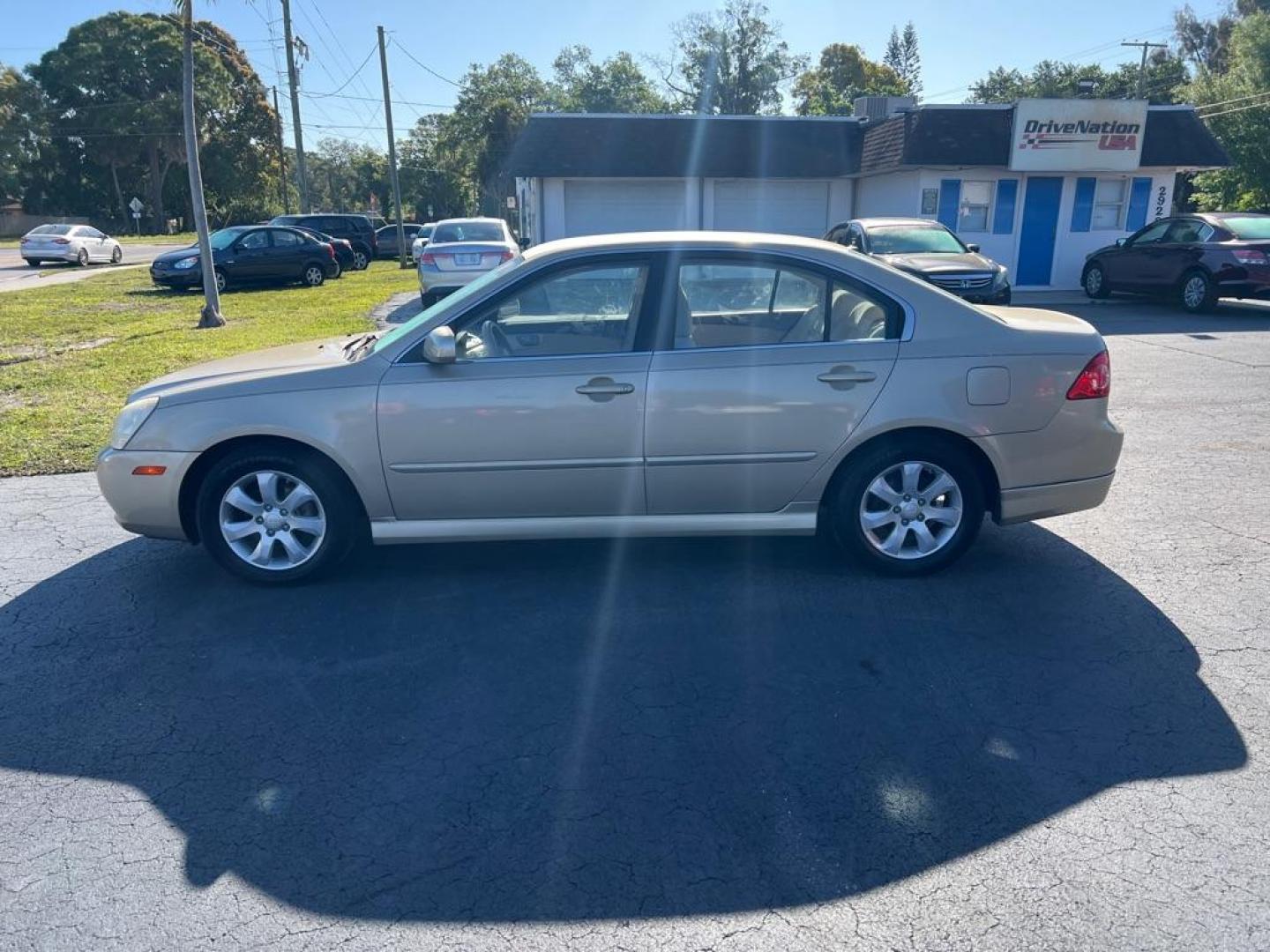 2008 GOLD KIA OPTIMA LX (KNAGE124385) with an 2.7L engine, Automatic transmission, located at 2929 9th St. West, Bradenton, 34205, (941) 242-2810, 27.473591, -82.570679 - Photo#4