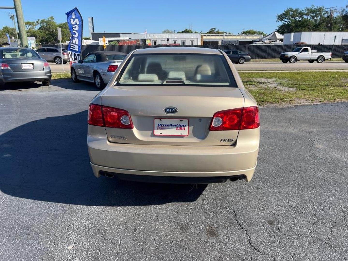 2008 GOLD KIA OPTIMA LX (KNAGE124385) with an 2.7L engine, Automatic transmission, located at 2929 9th St. West, Bradenton, 34205, (941) 242-2810, 27.473591, -82.570679 - Photo#5