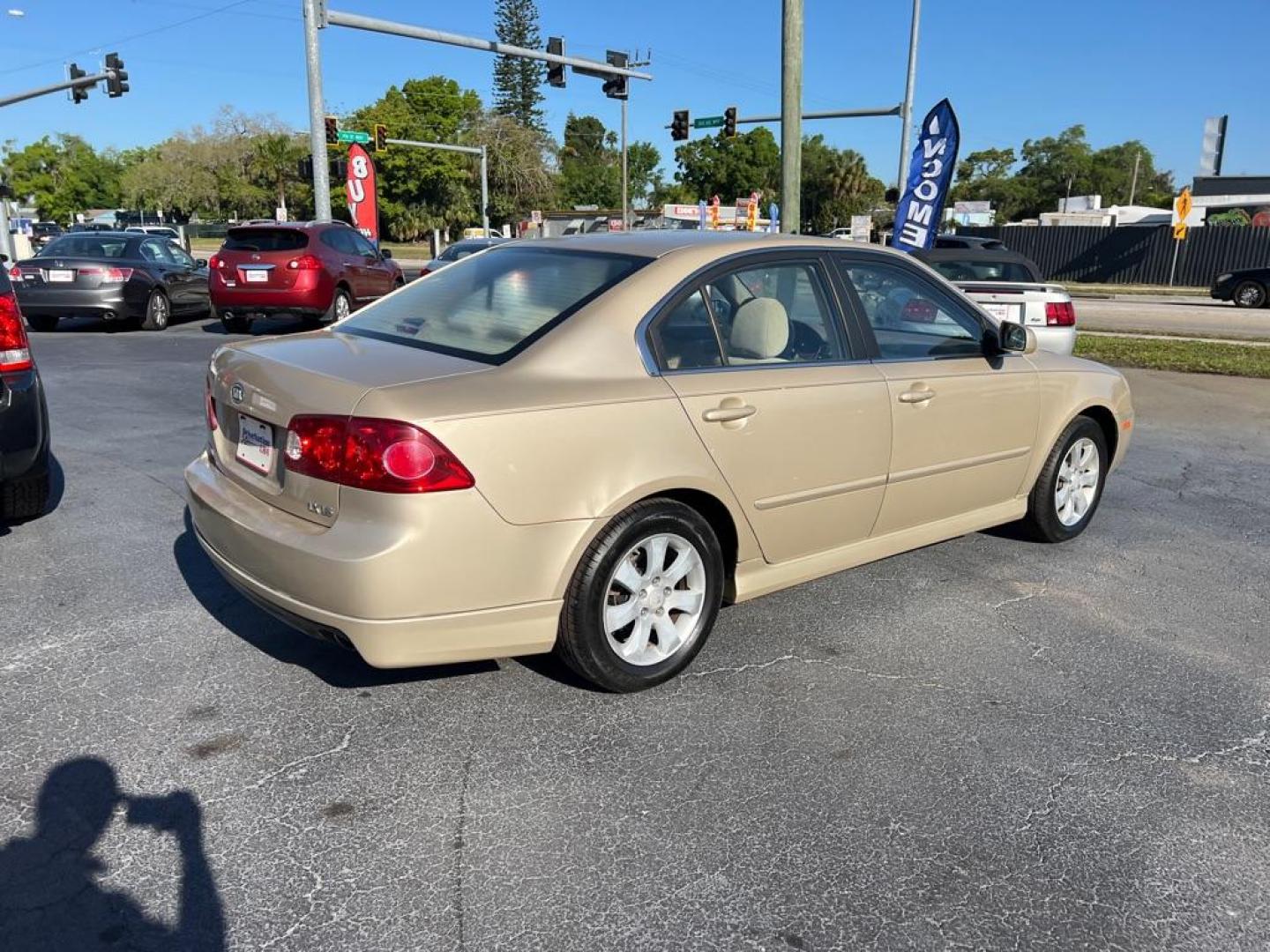 2008 GOLD KIA OPTIMA LX (KNAGE124385) with an 2.7L engine, Automatic transmission, located at 2929 9th St. West, Bradenton, 34205, (941) 242-2810, 27.473591, -82.570679 - Photo#6