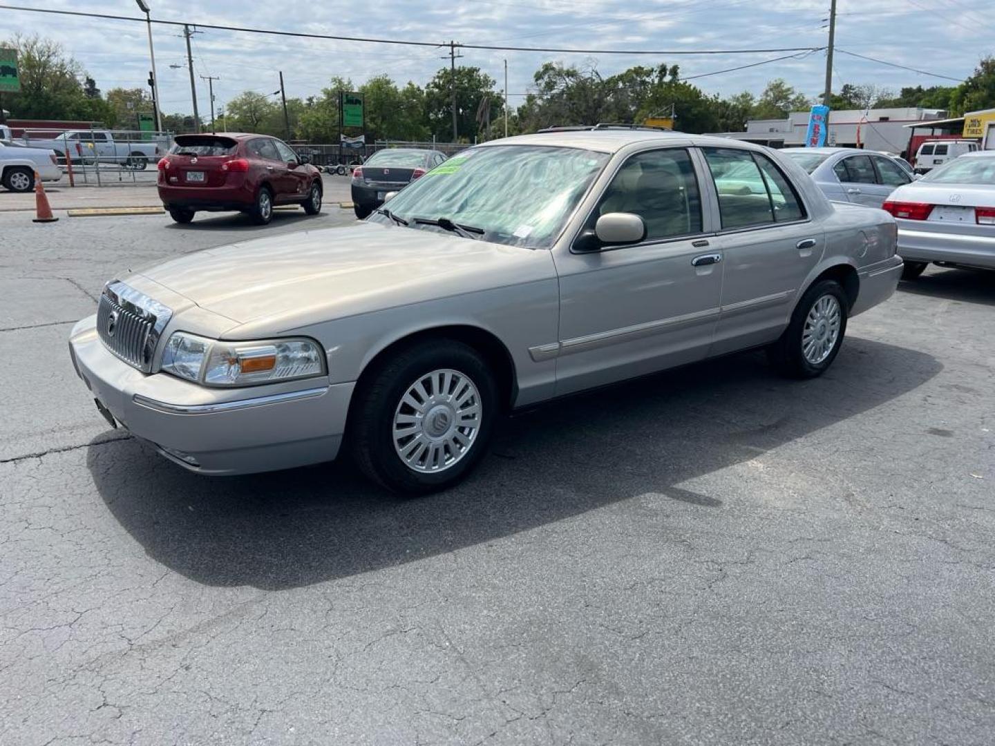 2007 BROWN MERCURY GRAND MARQUIS LS (2MEFM75V07X) with an 4.6L engine, Automatic transmission, located at 2929 9th St. West, Bradenton, 34205, (941) 242-2810, 27.473591, -82.570679 - Photo#2