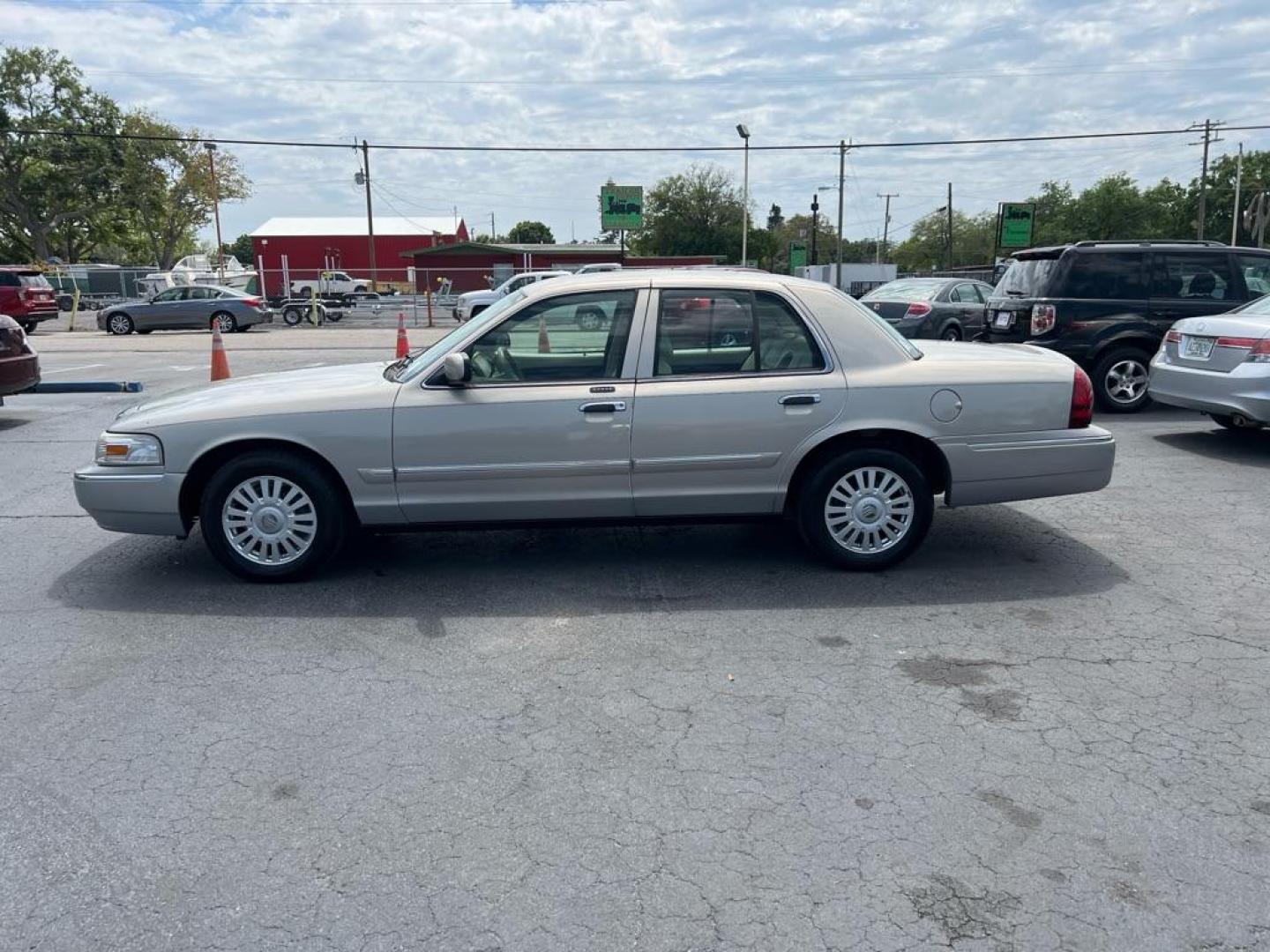 2007 BROWN MERCURY GRAND MARQUIS LS (2MEFM75V07X) with an 4.6L engine, Automatic transmission, located at 2929 9th St. West, Bradenton, 34205, (941) 242-2810, 27.473591, -82.570679 - Photo#3