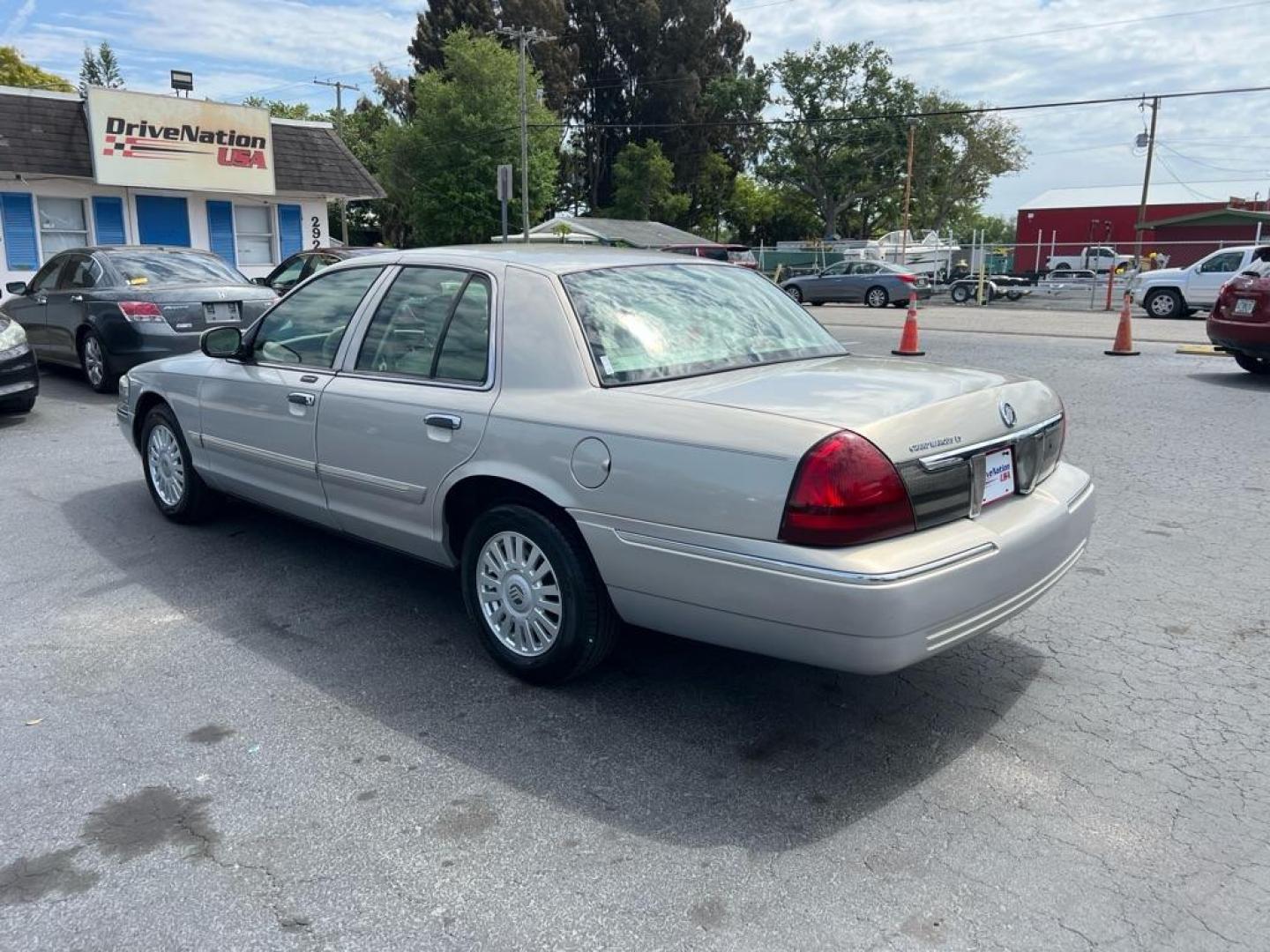 2007 BROWN MERCURY GRAND MARQUIS LS (2MEFM75V07X) with an 4.6L engine, Automatic transmission, located at 2929 9th St. West, Bradenton, 34205, (941) 242-2810, 27.473591, -82.570679 - Photo#4