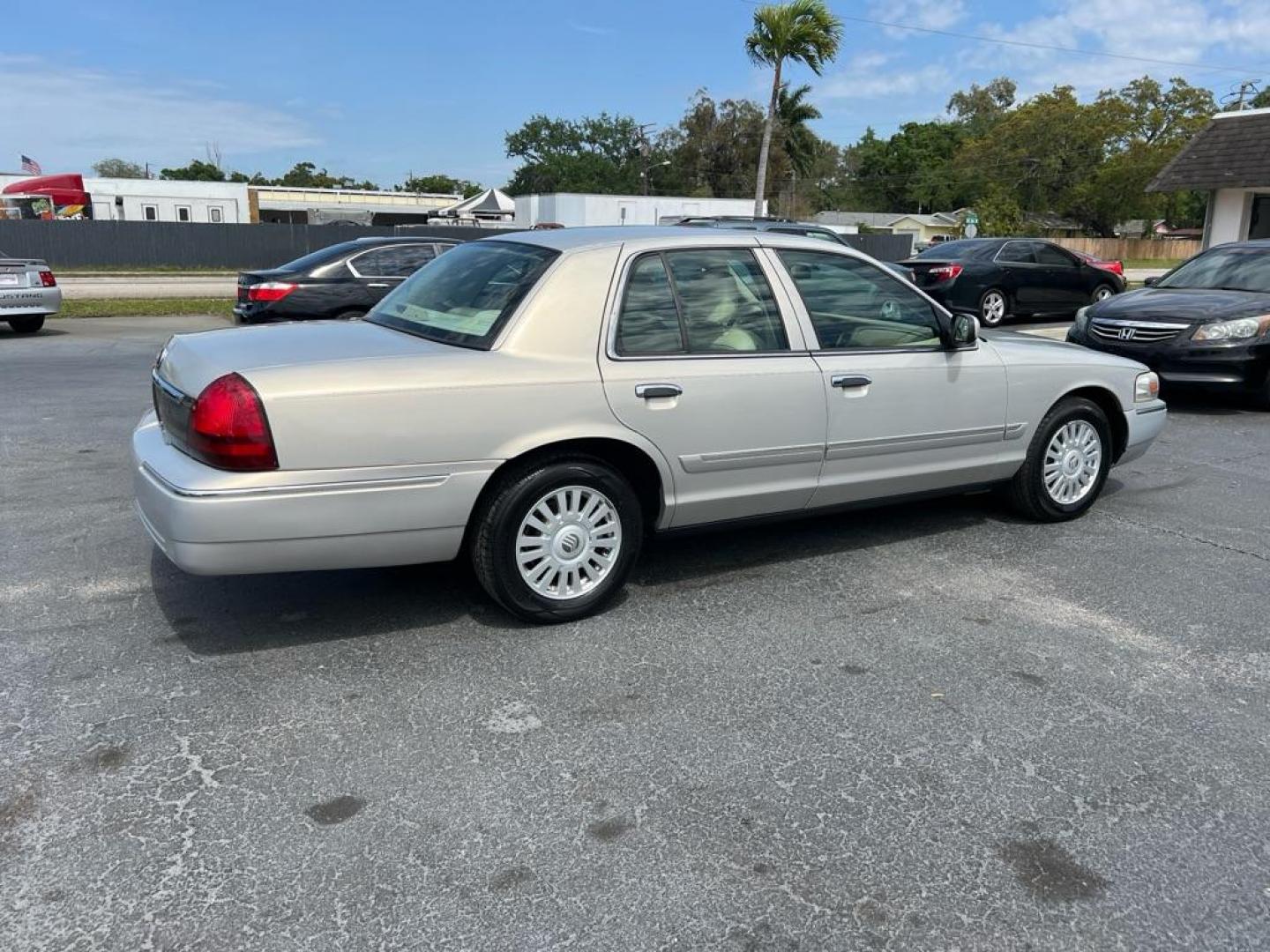 2007 BROWN MERCURY GRAND MARQUIS LS (2MEFM75V07X) with an 4.6L engine, Automatic transmission, located at 2929 9th St. West, Bradenton, 34205, (941) 242-2810, 27.473591, -82.570679 - Photo#6