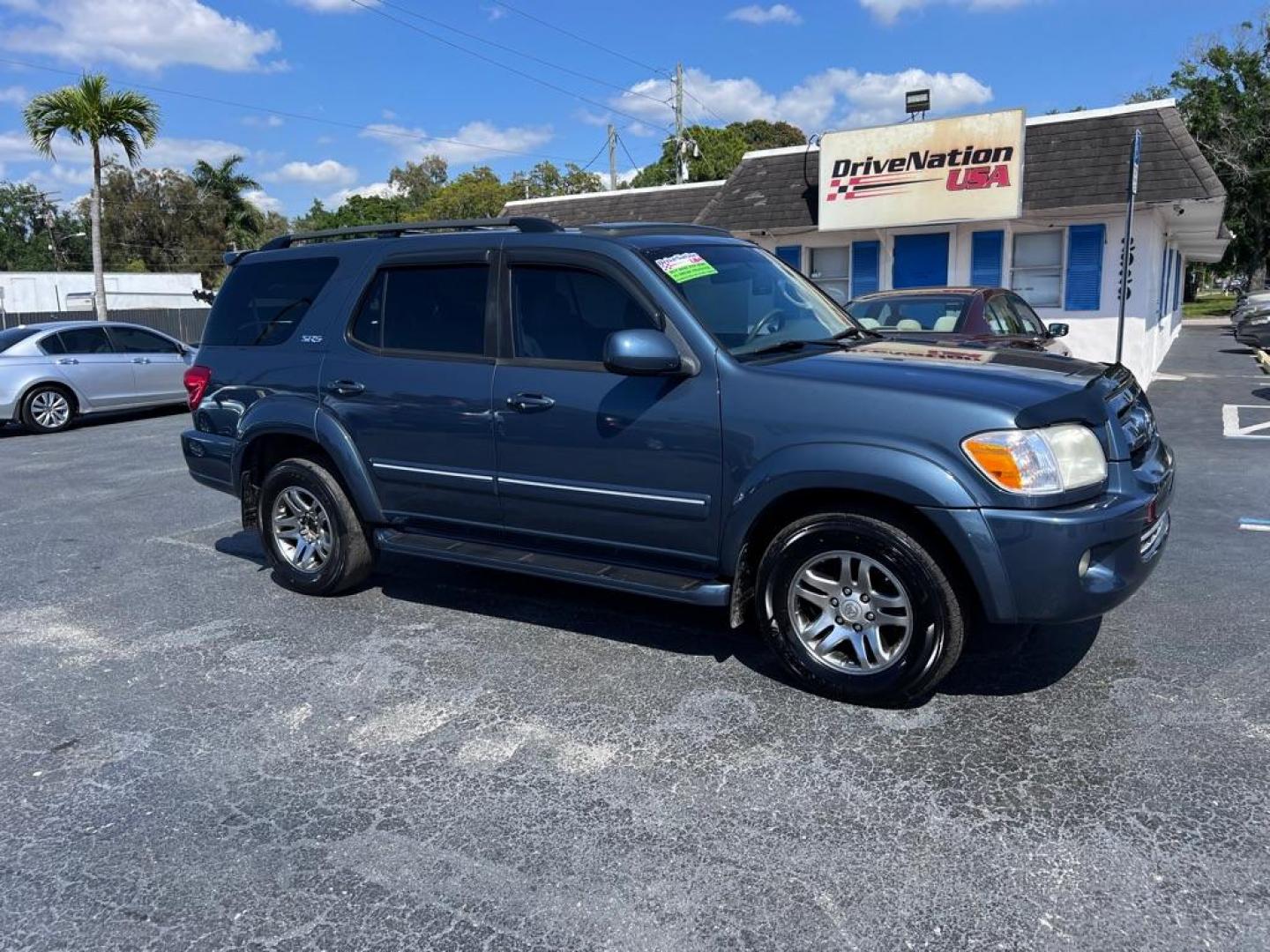 2007 GRAY TOYOTA SEQUOIA SR5 (5TDZT34AX7S) with an 4.7L engine, Automatic transmission, located at 2929 9th St. West, Bradenton, 34205, (941) 242-2810, 27.473591, -82.570679 - Photo#0