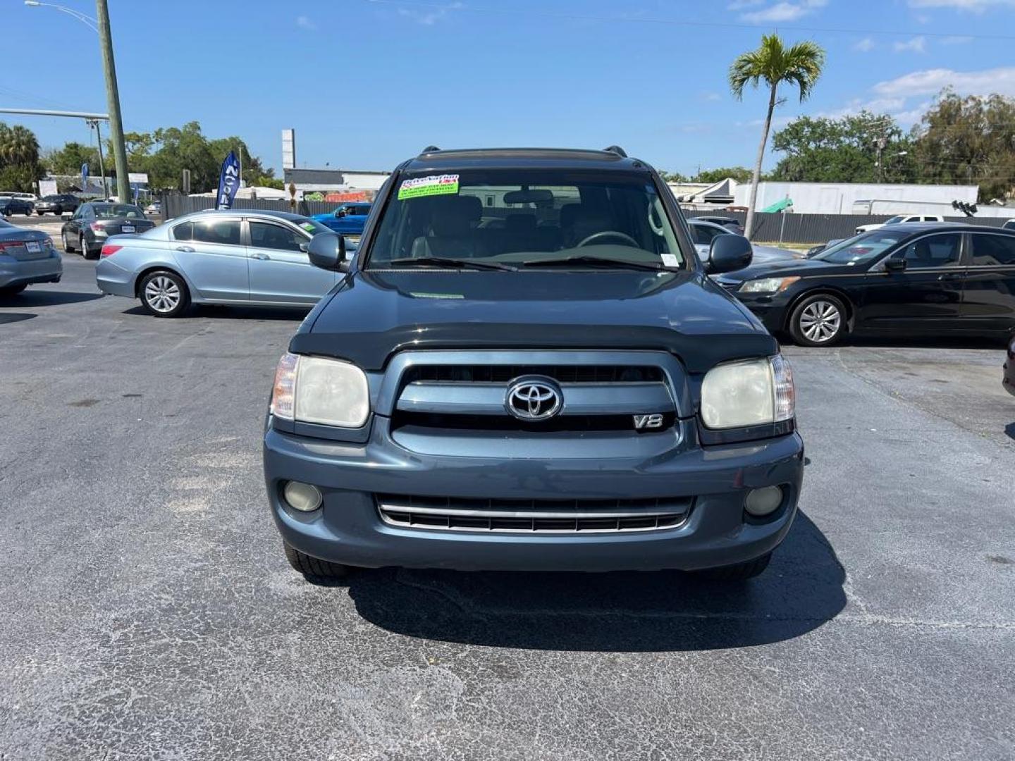 2007 GRAY TOYOTA SEQUOIA SR5 (5TDZT34AX7S) with an 4.7L engine, Automatic transmission, located at 2929 9th St. West, Bradenton, 34205, (941) 242-2810, 27.473591, -82.570679 - Photo#2