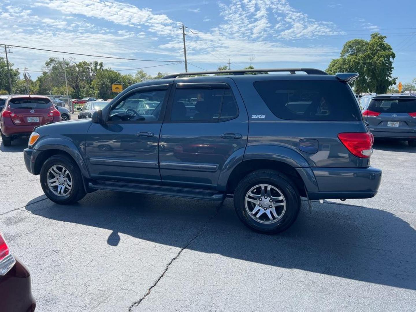 2007 GRAY TOYOTA SEQUOIA SR5 (5TDZT34AX7S) with an 4.7L engine, Automatic transmission, located at 2929 9th St. West, Bradenton, 34205, (941) 242-2810, 27.473591, -82.570679 - Photo#4