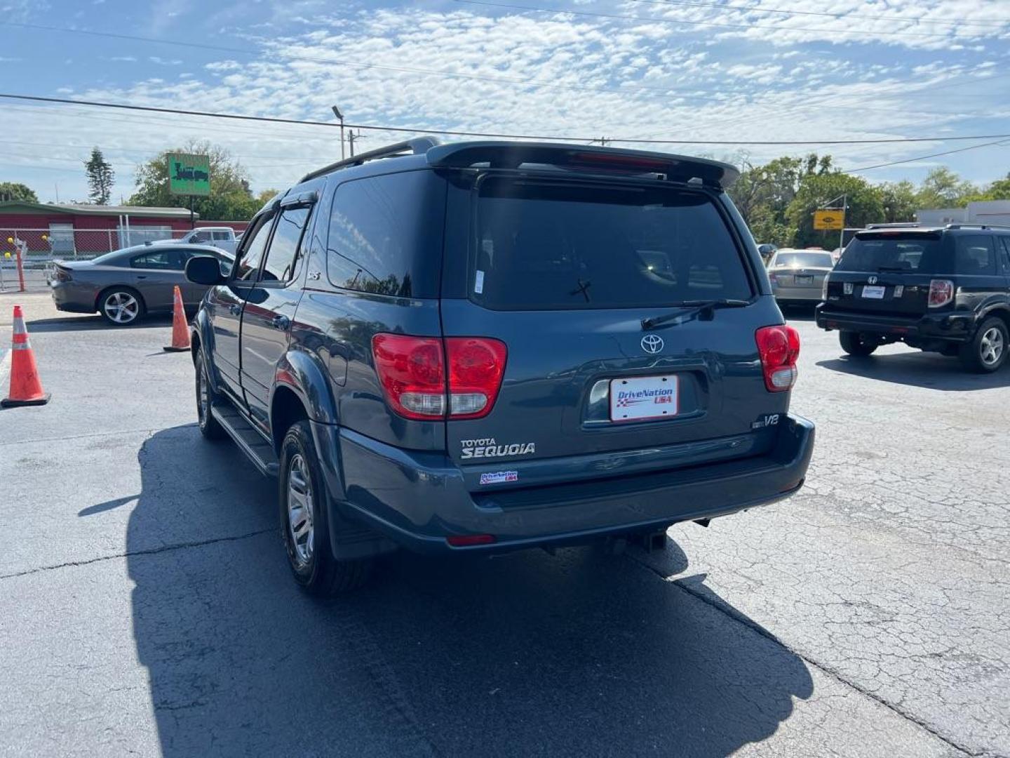 2007 GRAY TOYOTA SEQUOIA SR5 (5TDZT34AX7S) with an 4.7L engine, Automatic transmission, located at 2929 9th St. West, Bradenton, 34205, (941) 242-2810, 27.473591, -82.570679 - Photo#5